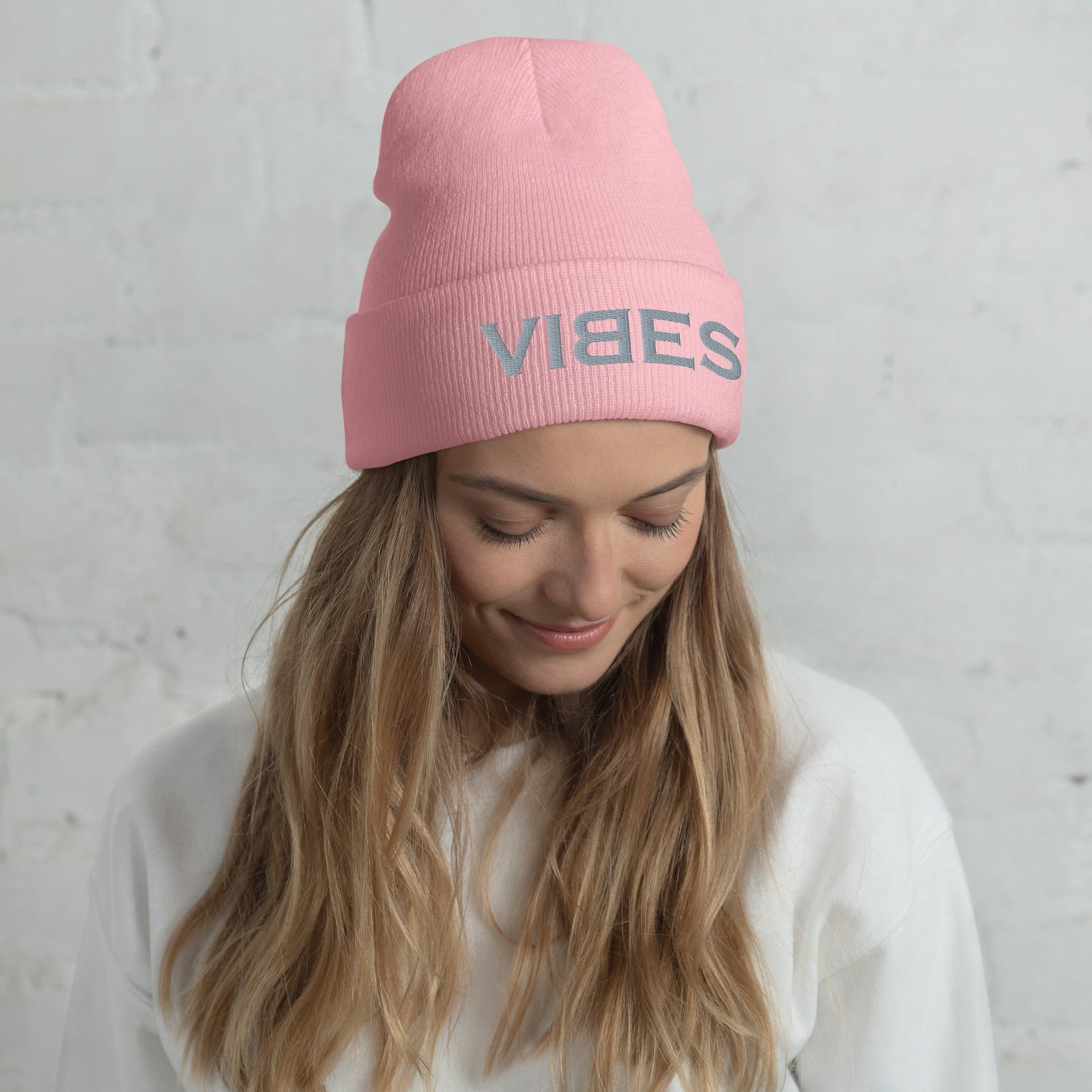 Strickmütze Beanie bestickt mit VIBES – Unisex Wintermütze