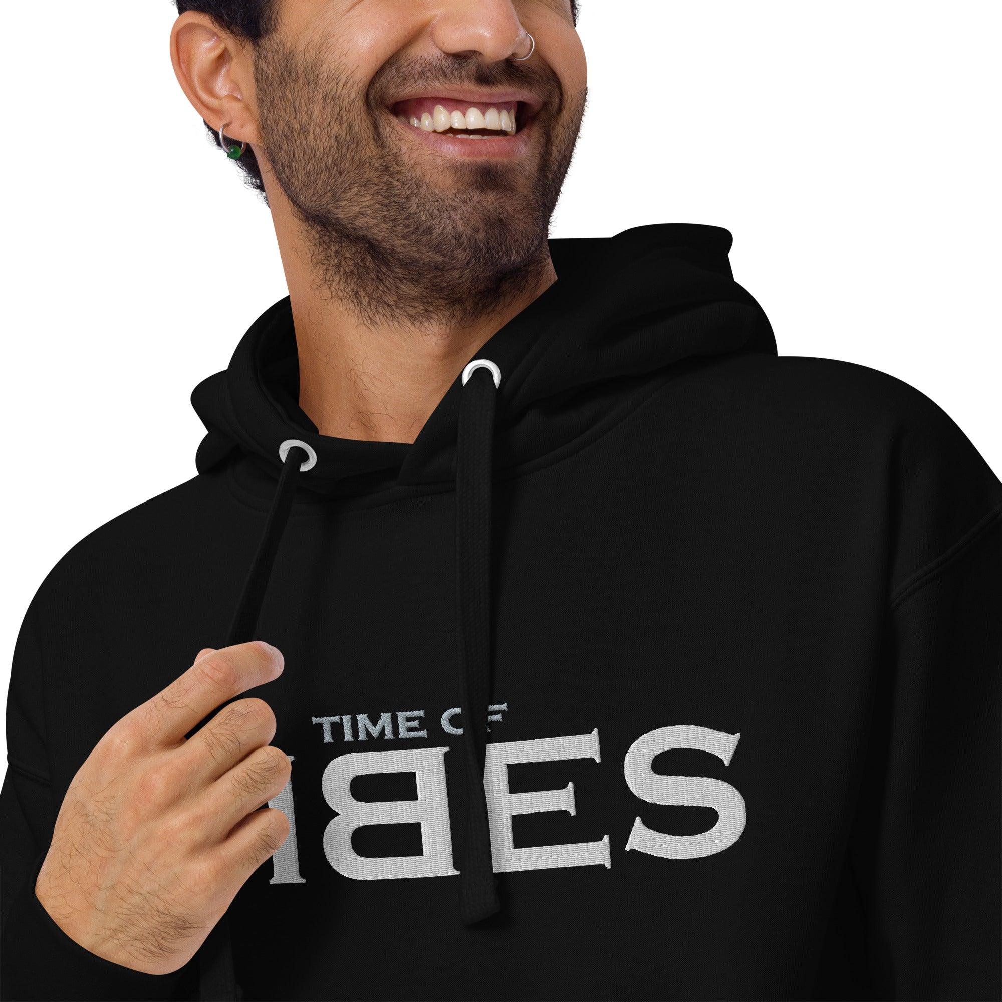 Schwarzer VIBES Hoodie mit weißer Stickerei, Mann lächelt, Nahaufnahme, Mode Produktbild