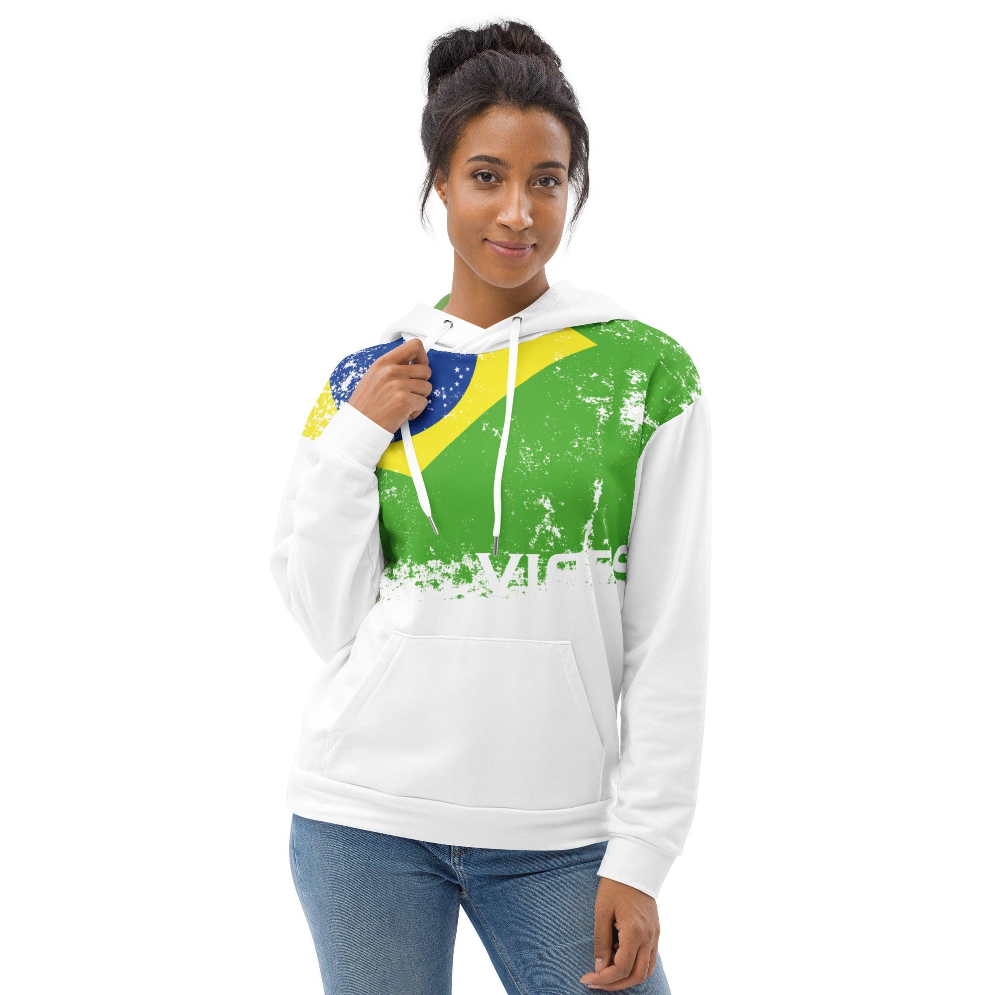 Frau trägt weißen Brasilien Hoodie mit grün-gelbem Flaggenmotiv, vorne VIBES Schriftzug.