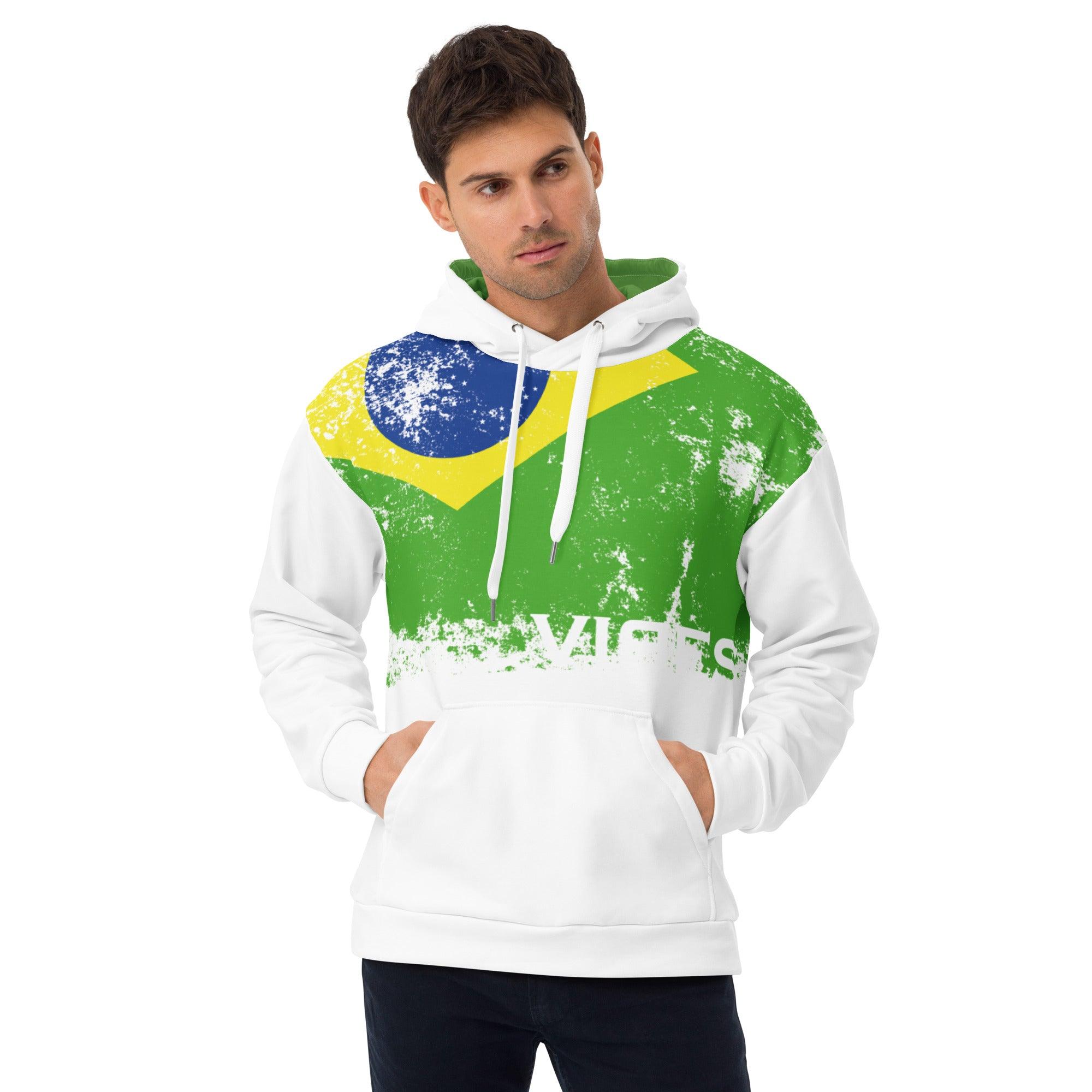 Mann trägt weißen Brasilien Hoodie mit grün-gelbem Flaggenmuster und VIBES-Print