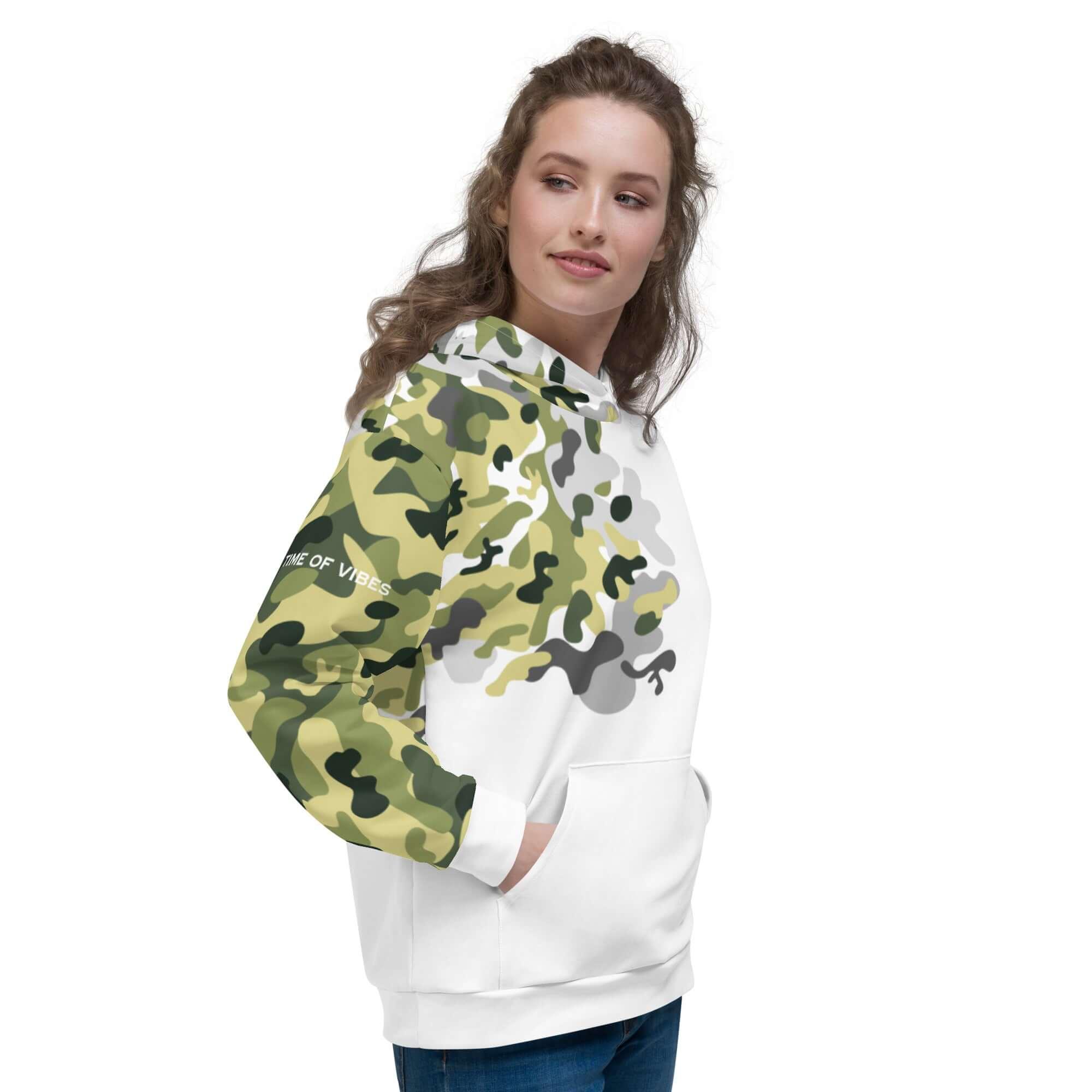 Frau trägt weißen und grünen Camouflage Hoodie mit VIBES Aufdruck, seitliche Ansicht