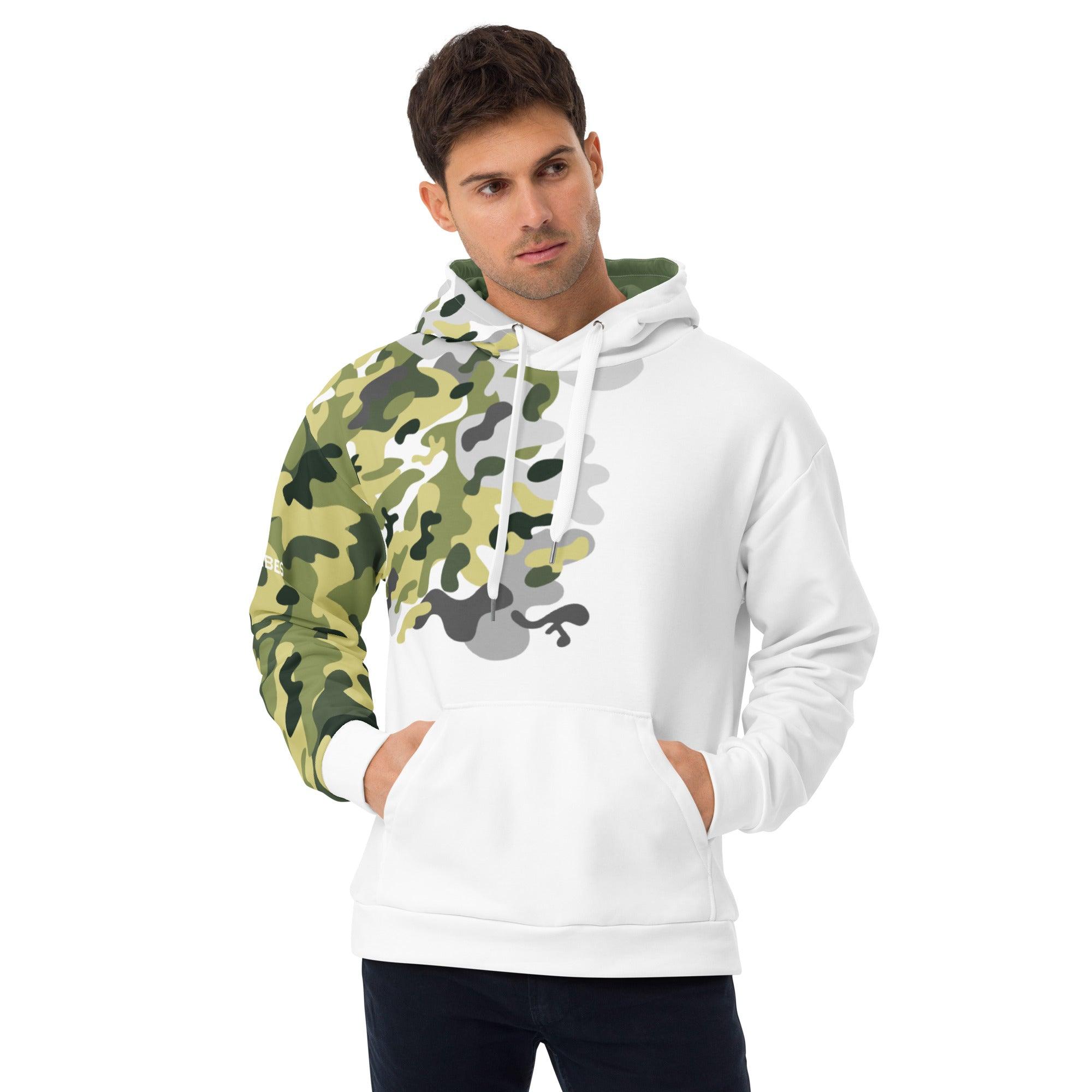 Mann trägt weißen VIBES Premium Hoodie mit grünem Camouflage-Muster auf Brust und Ärmel