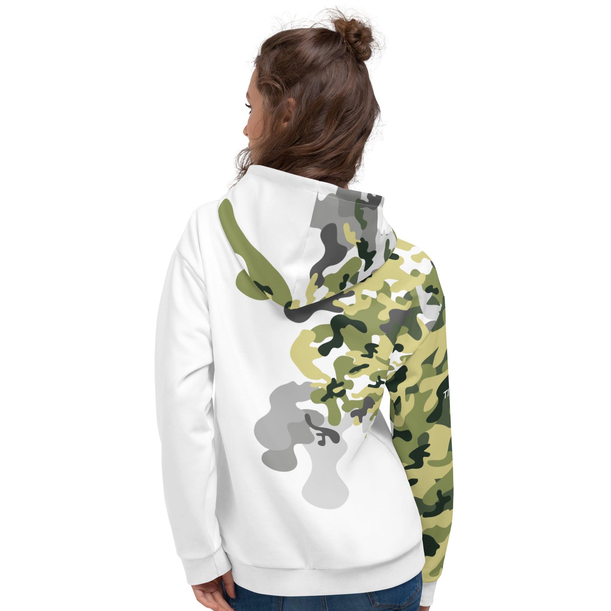 Frau trägt weißen Hoodie mit grünem Camouflage-Muster, Rückansicht, Streetwear