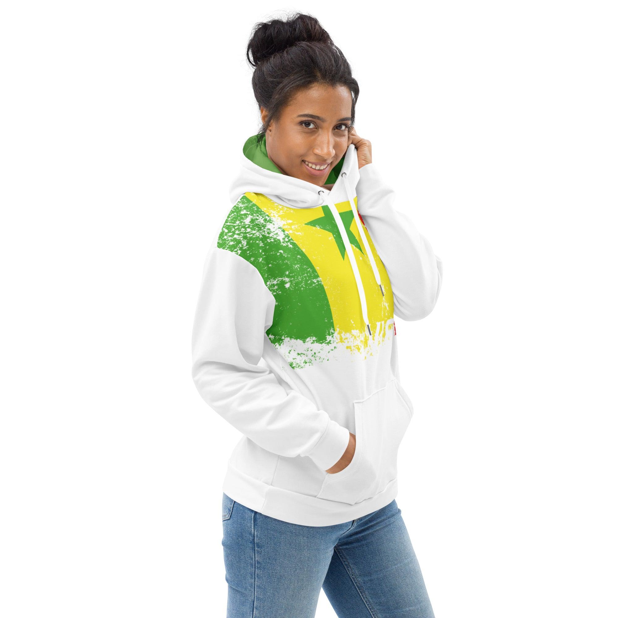 Frau trägt weißen Senegal Hoodie mit grün-gelbem Muster, Mode Streetwear