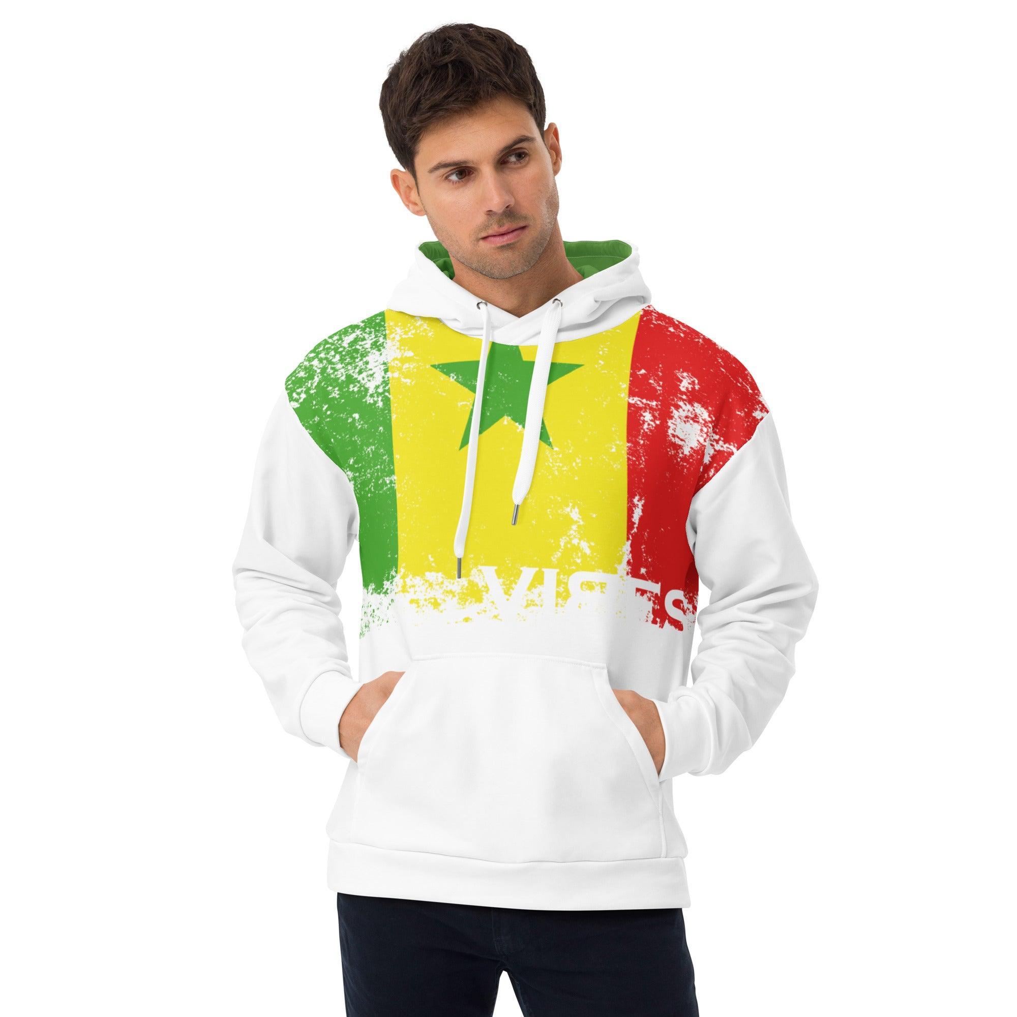 Mann trägt weißen Hoodie mit Senegal Flagge und grünem Stern, VIBES Premium Hoodie
