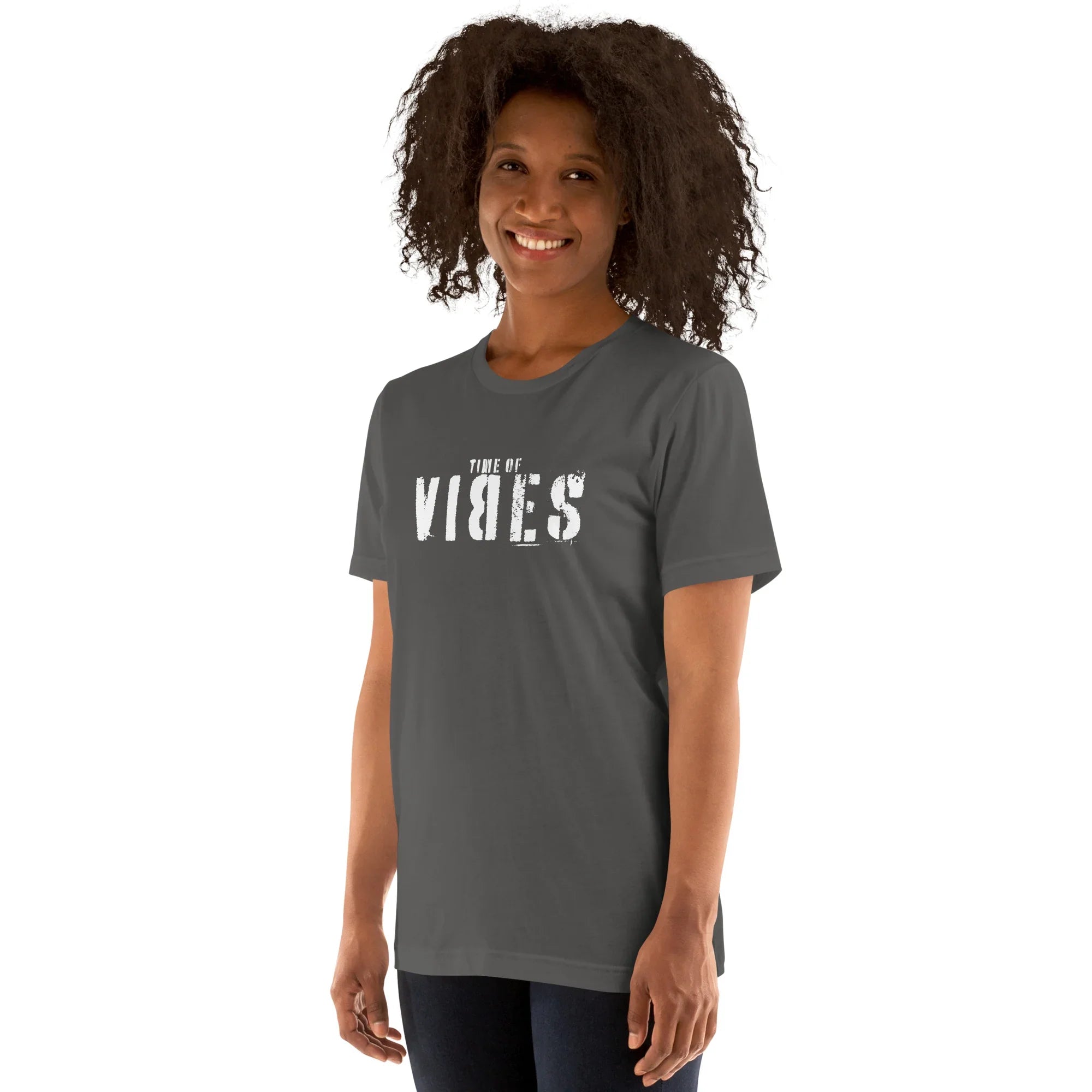 Frau trägt graues T-Shirt mit weißem VIBES Schriftzug, Modeprodukt auf weißem Hintergrund