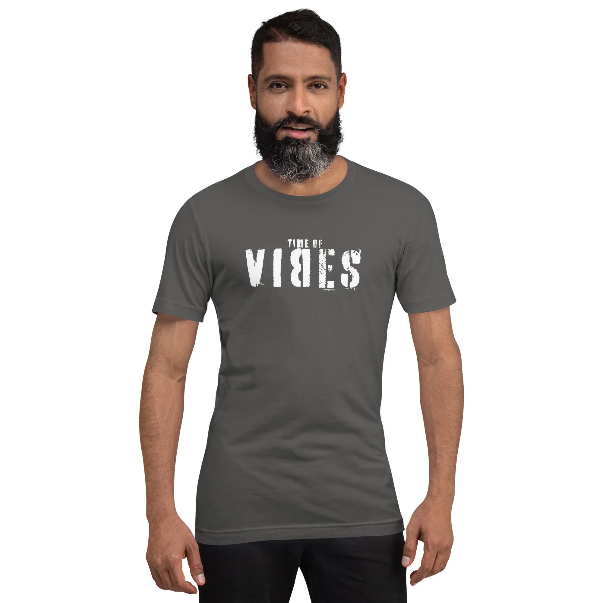 Mann in grauem T-Shirt mit weißem VIBES-Print steht vor weißem Hintergrund
