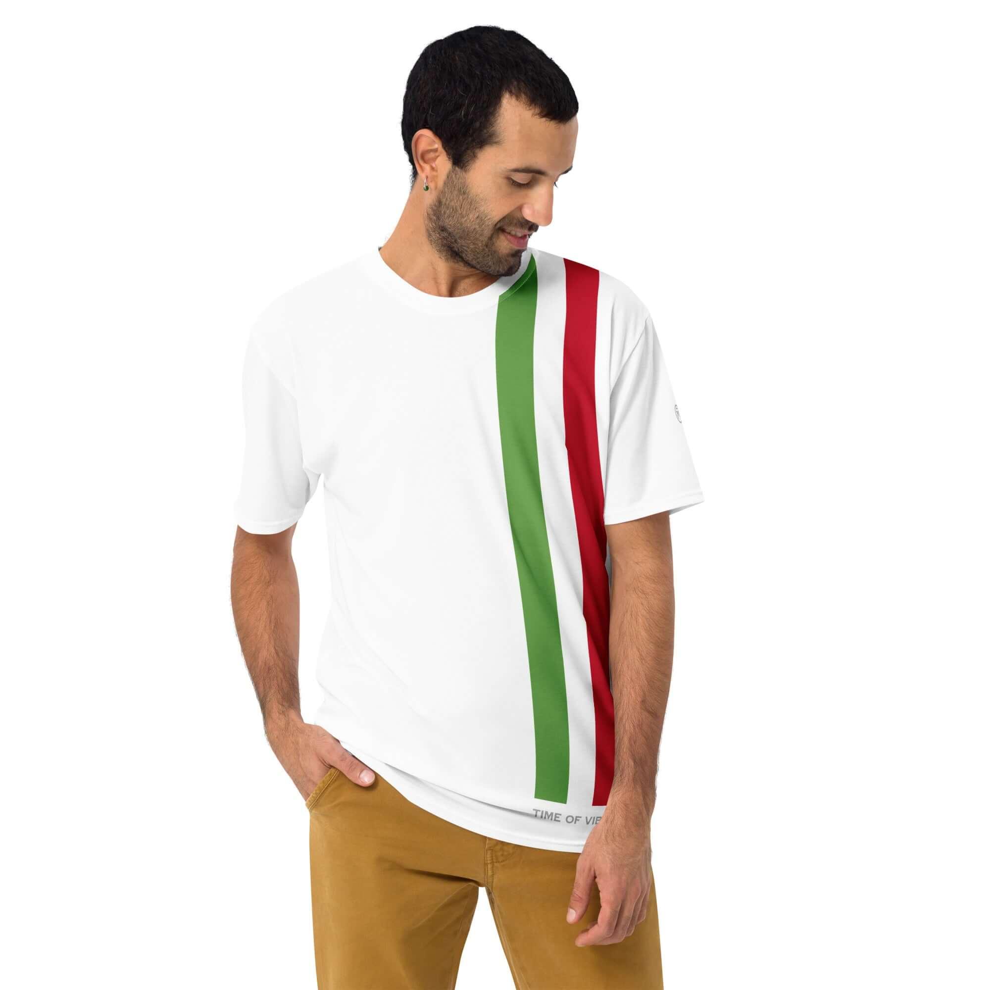 Mann trägt weißes T-Shirt mit roten und grünen Streifen, Mode für Herren, modernes Design