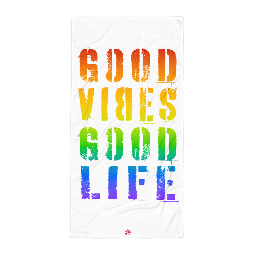 Weiße Strandtuch mit buntem Schriftzug Good Vibes Good Life in Regenbogenfarben