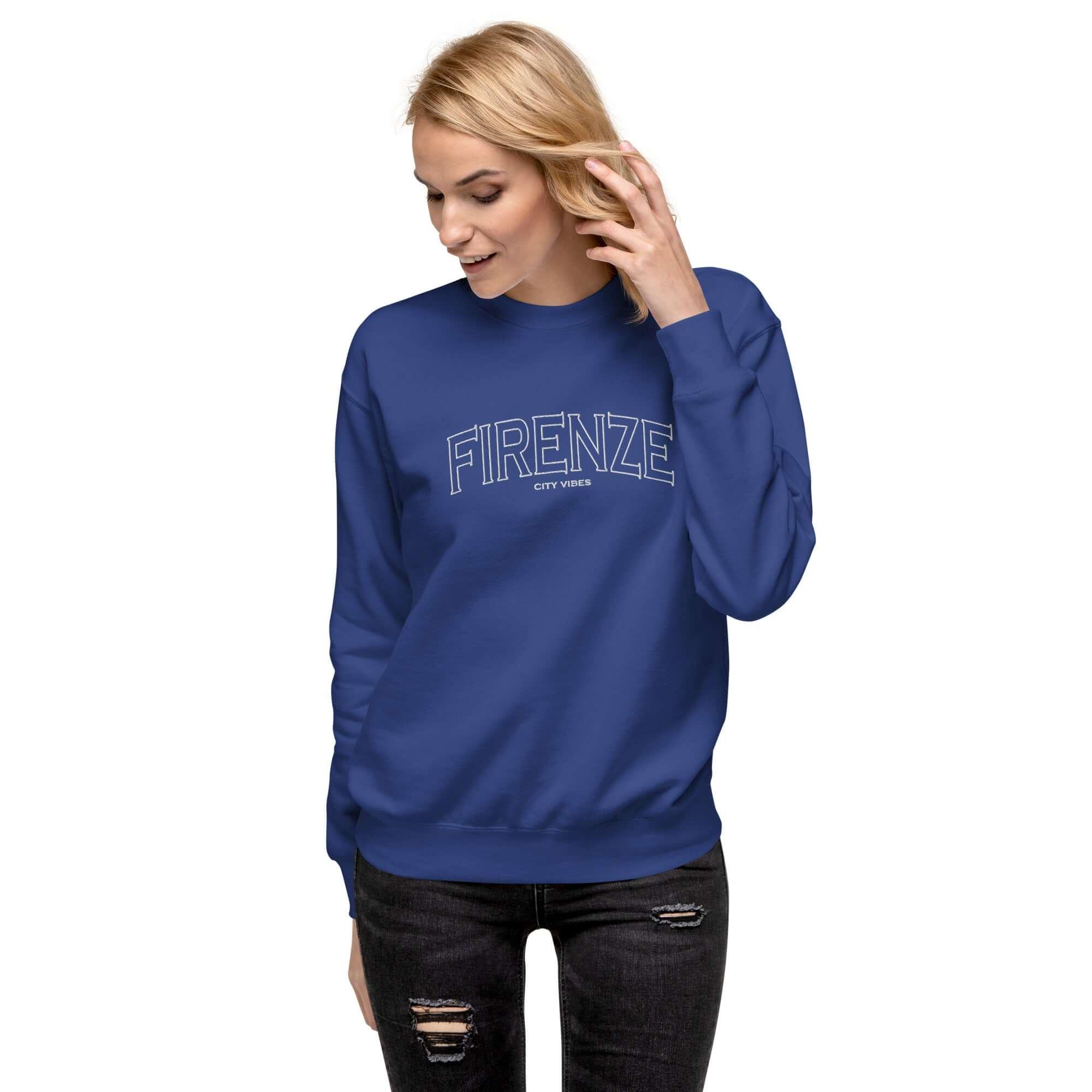 Frau mit blauem Firenze Sweatshirt, Schriftzug &
