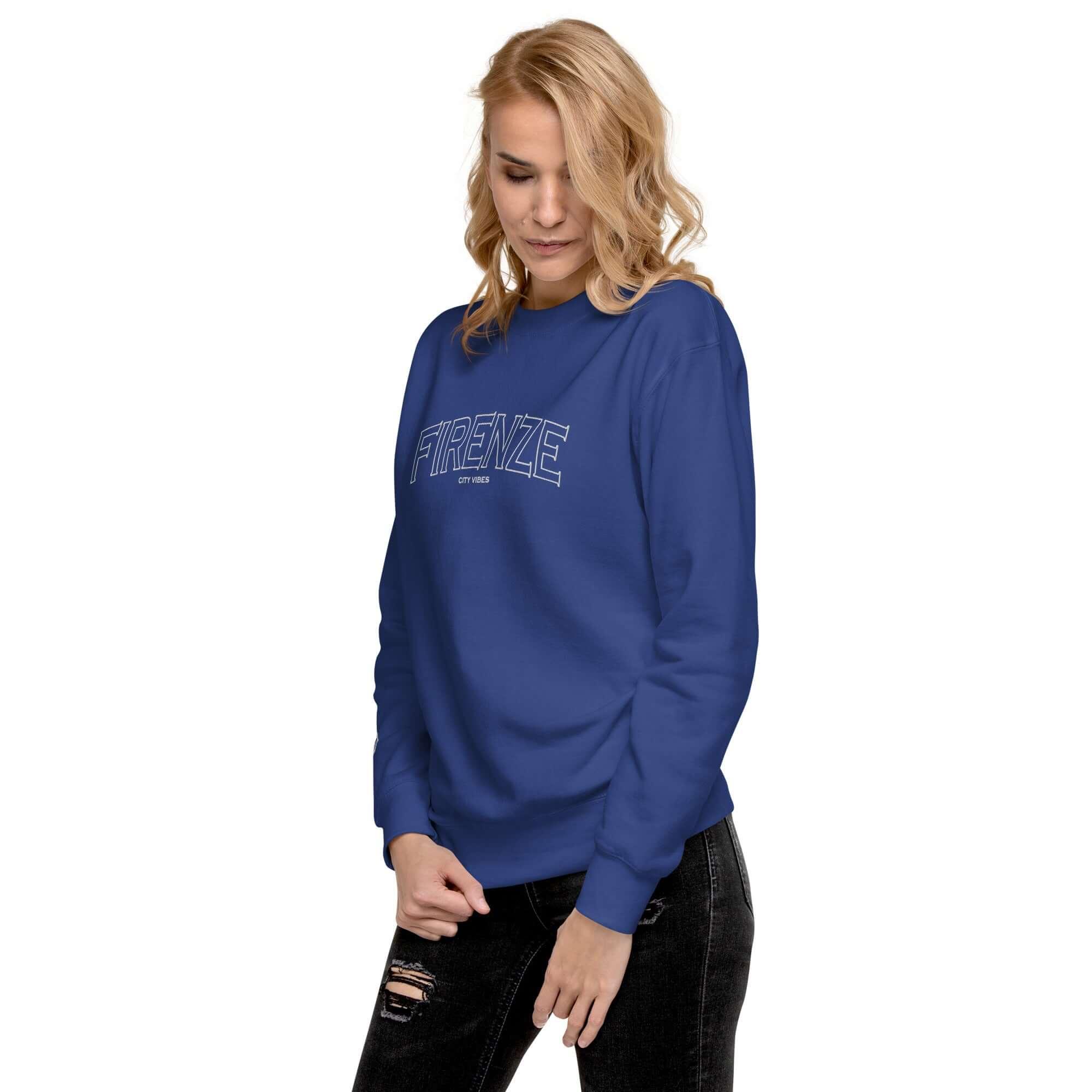 Frau im blauen Unisex-Sweatshirt mit Firenze-Print, lässige Mode, weißer Hintergrund