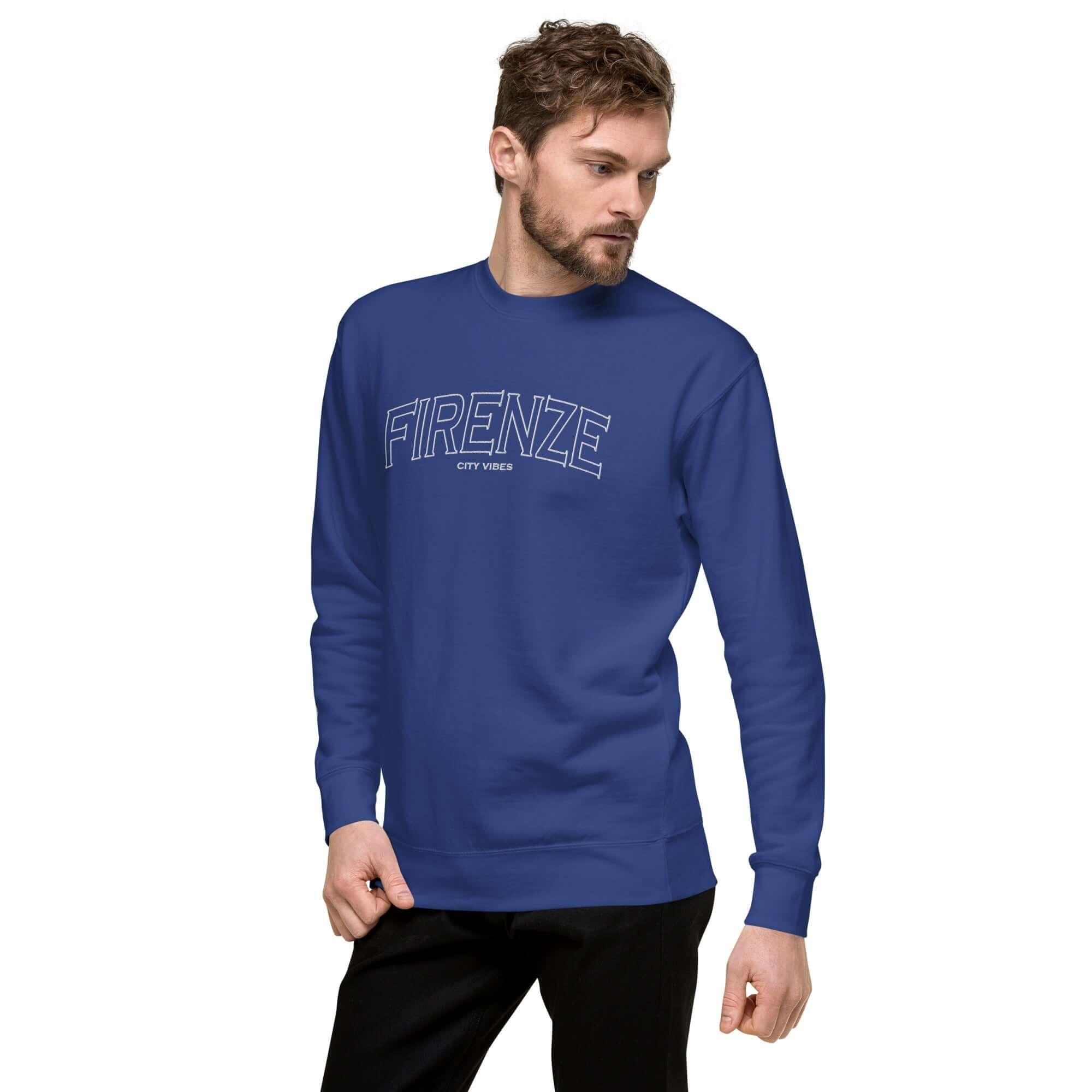 Mann trägt blauen Unisex Sweatshirt mit Firenze City Vibes Print, Mode Produktfoto