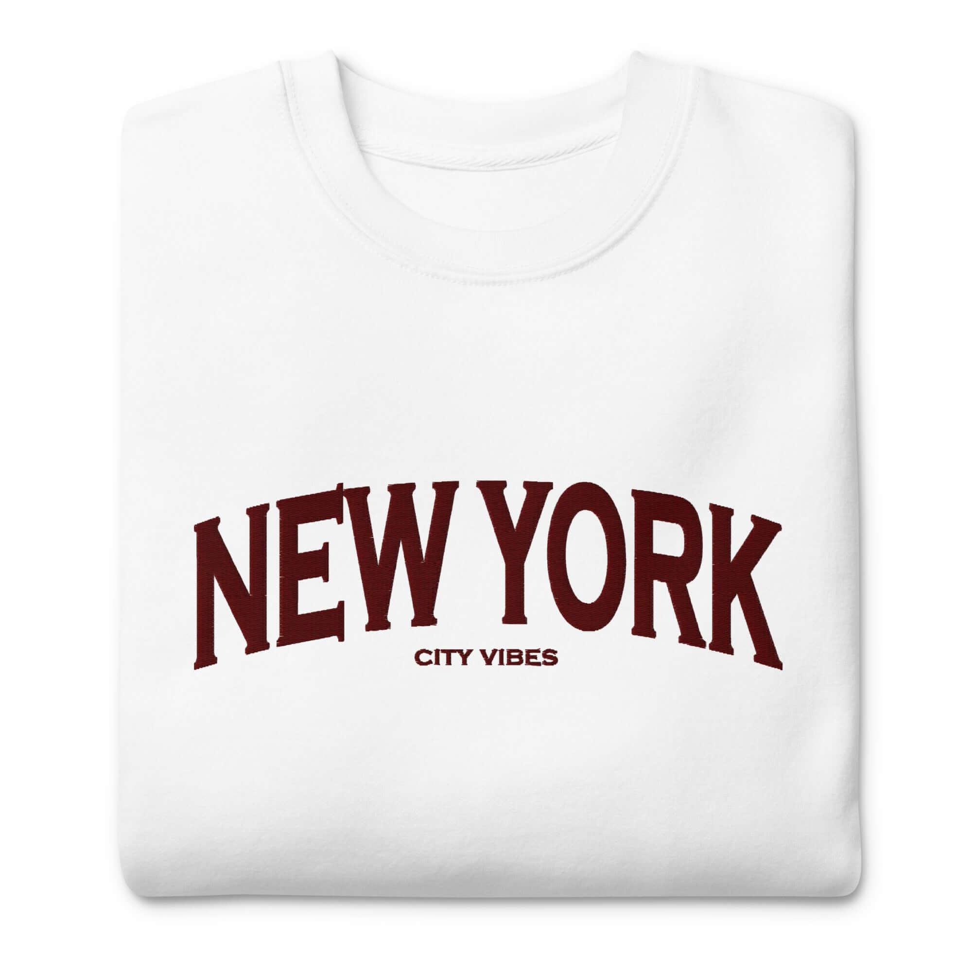 Weißes Unisex Sweatshirt mit Aufschrift New York City Vibes, modern, gefaltet.