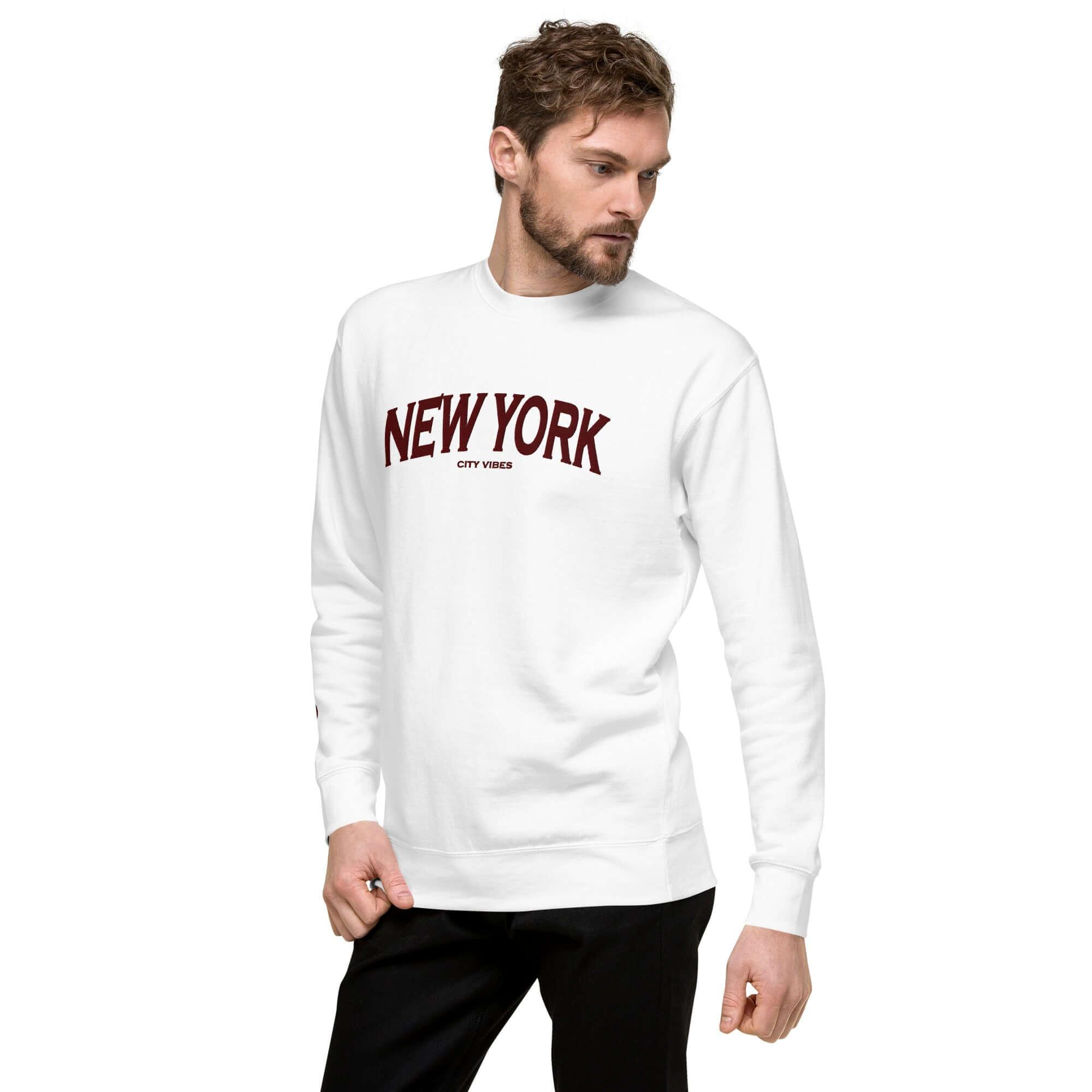 Unisex weißes Sweatshirt mit "New York City Vibes" Print, Modell trägt urbanen Look