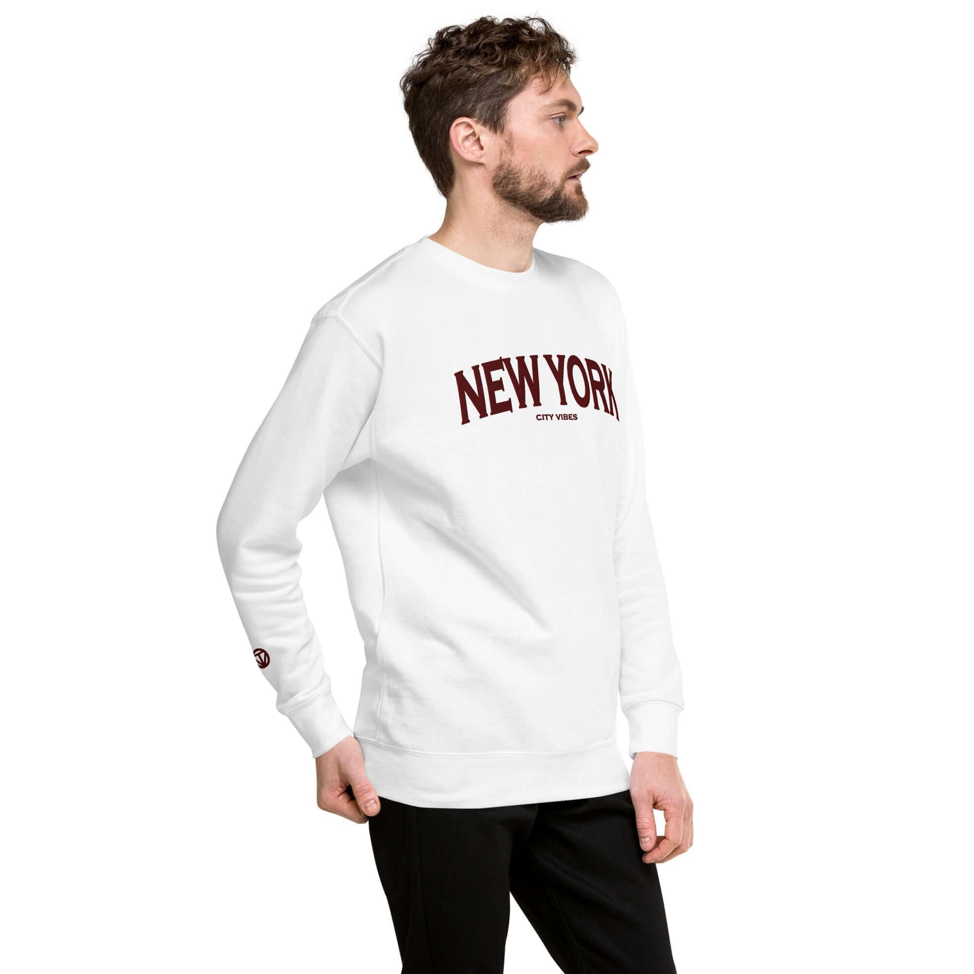 Mann trägt weißen Unisex-Sweatshirt mit Aufdruck NEW YORK CITY VIBES, Mode Produktfoto
