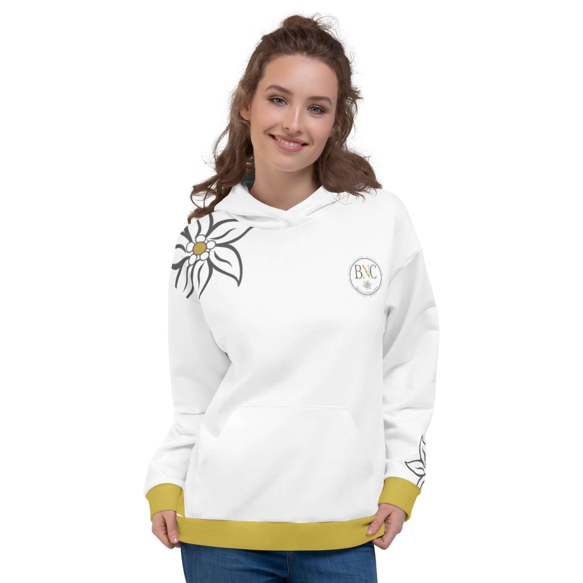 Frau trägt weißen Hoodie mit Blumenmuster und gelben Bündchen, modernes Damen Sweatshirt