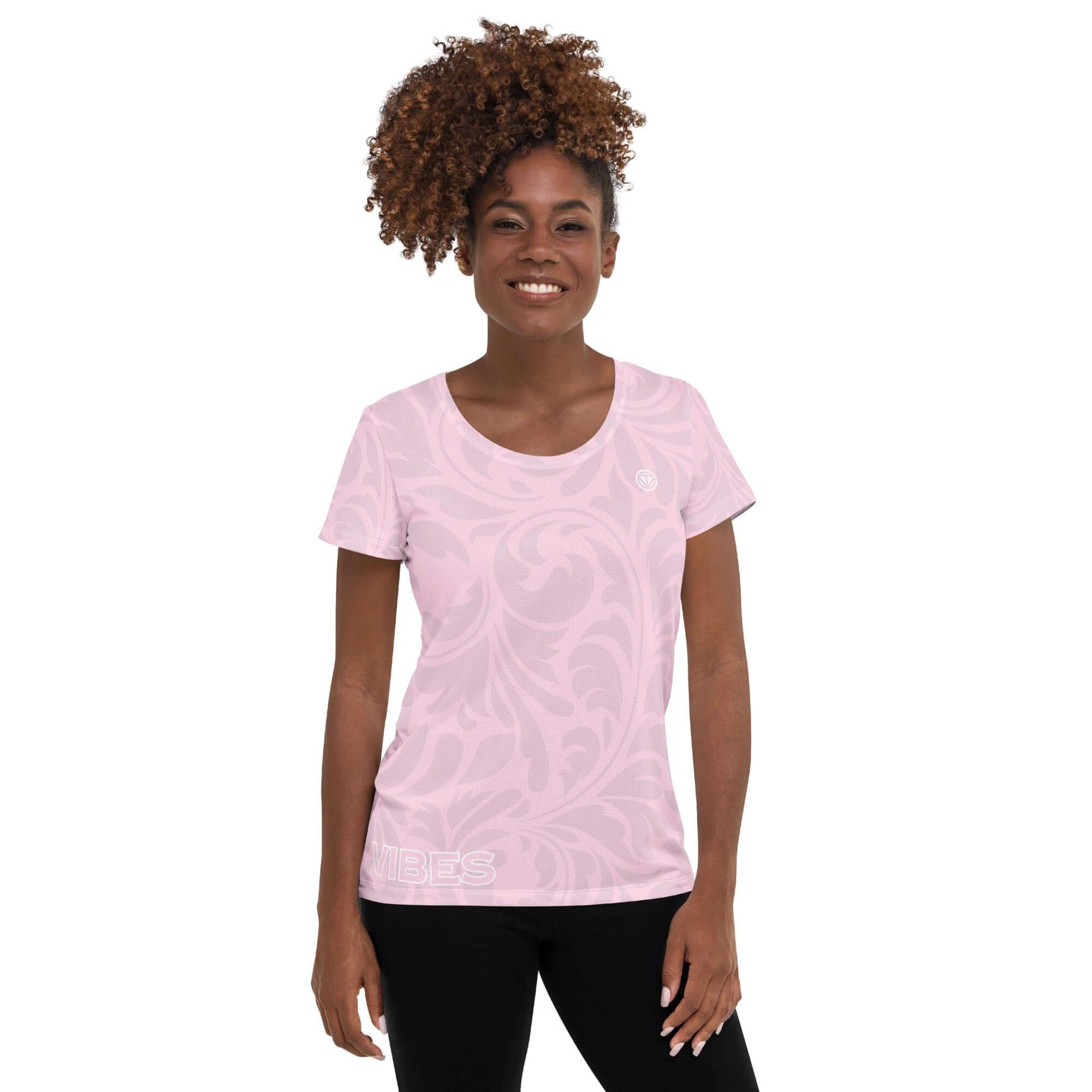 Dame in rosa Damen Sport T-Shirt mit floralem Muster und Vibes-Schriftzug, weißer Hintergrund