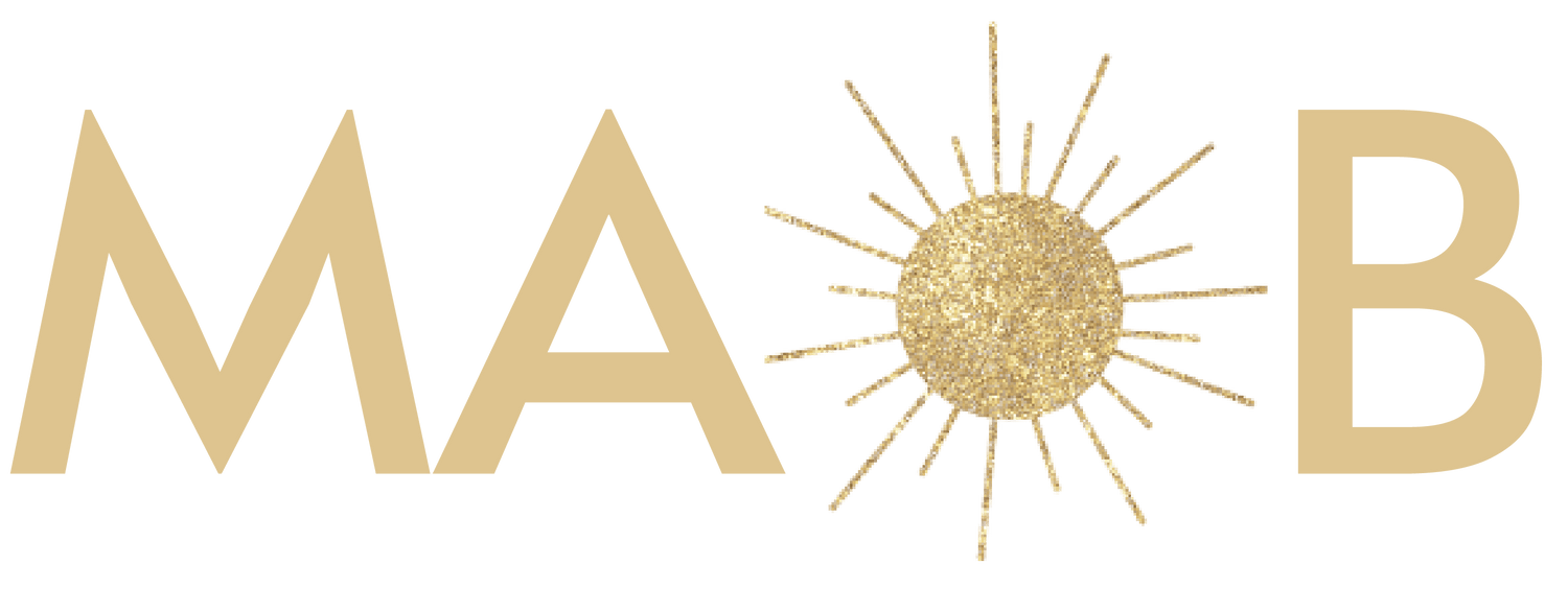 Logo mit goldenen Buchstaben MAOB, O als glitzernde Sonne auf schwarzem Hintergrund