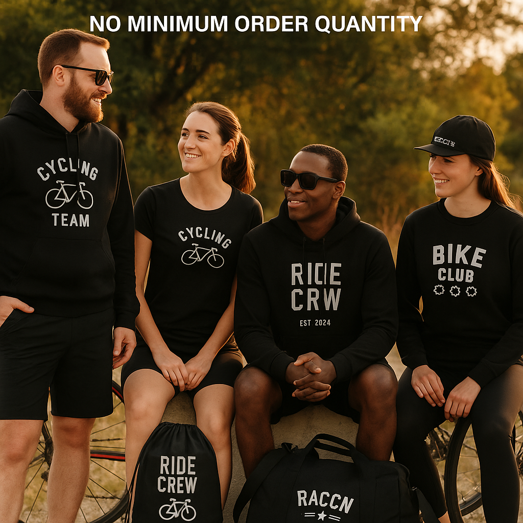 Vier junge Erwachsene tragen schwarze Radteam-Bekleidung im Freien, mit Fahrrädern und Sporttaschen.