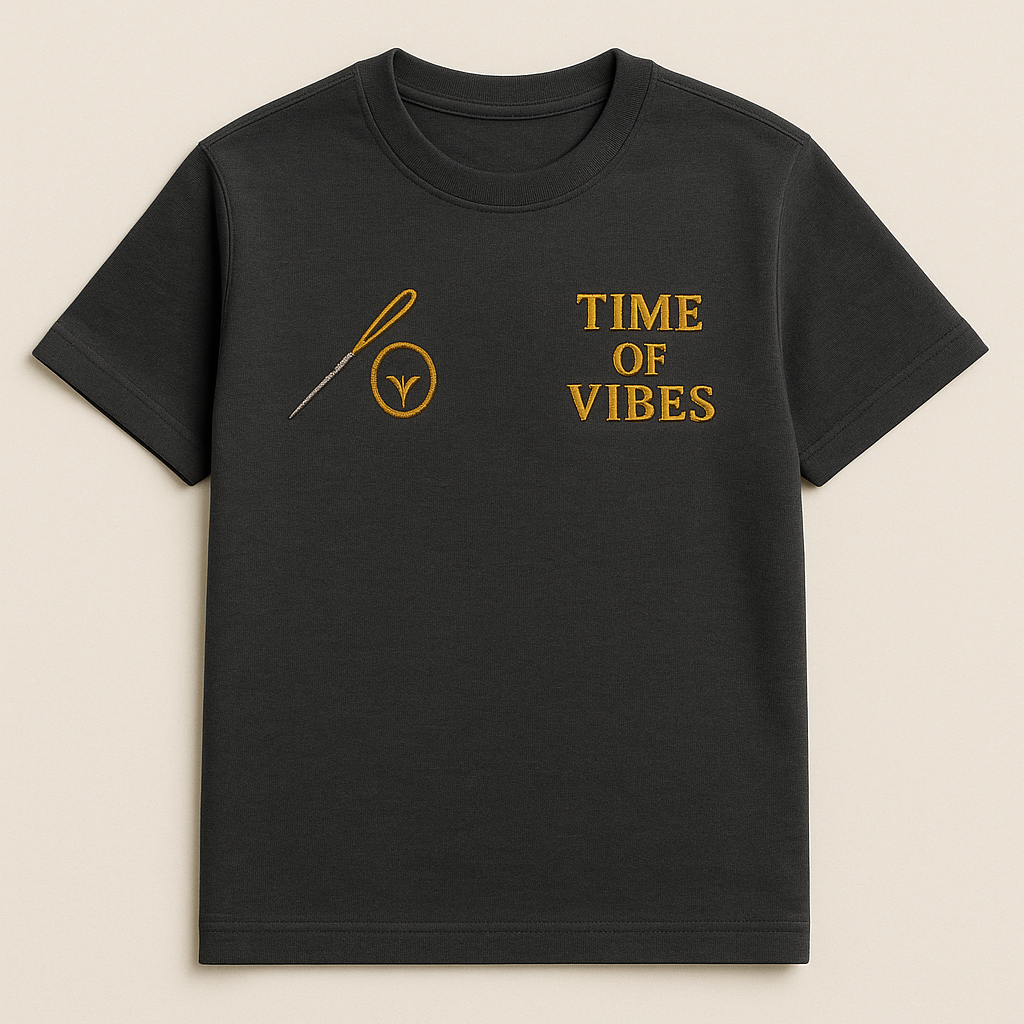 Schwarzes T-Shirt mit gelbem Stickmotiv und Schriftzug 'TIME OF VIBES', Stickerei-Design