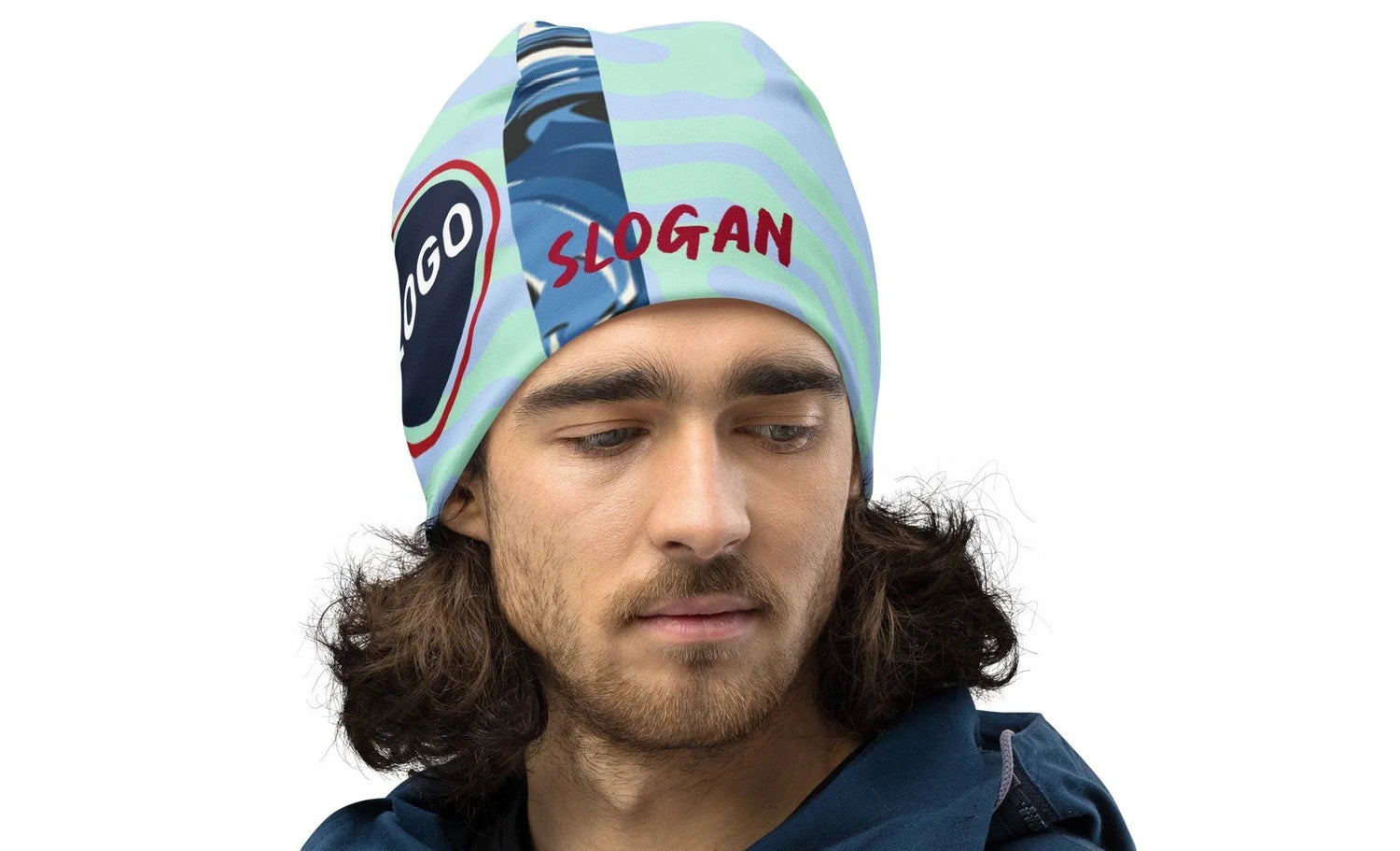 Mann mit bedruckter Beanie Mütze, Logo und Slogan auf hellem, gemustertem Stoff.