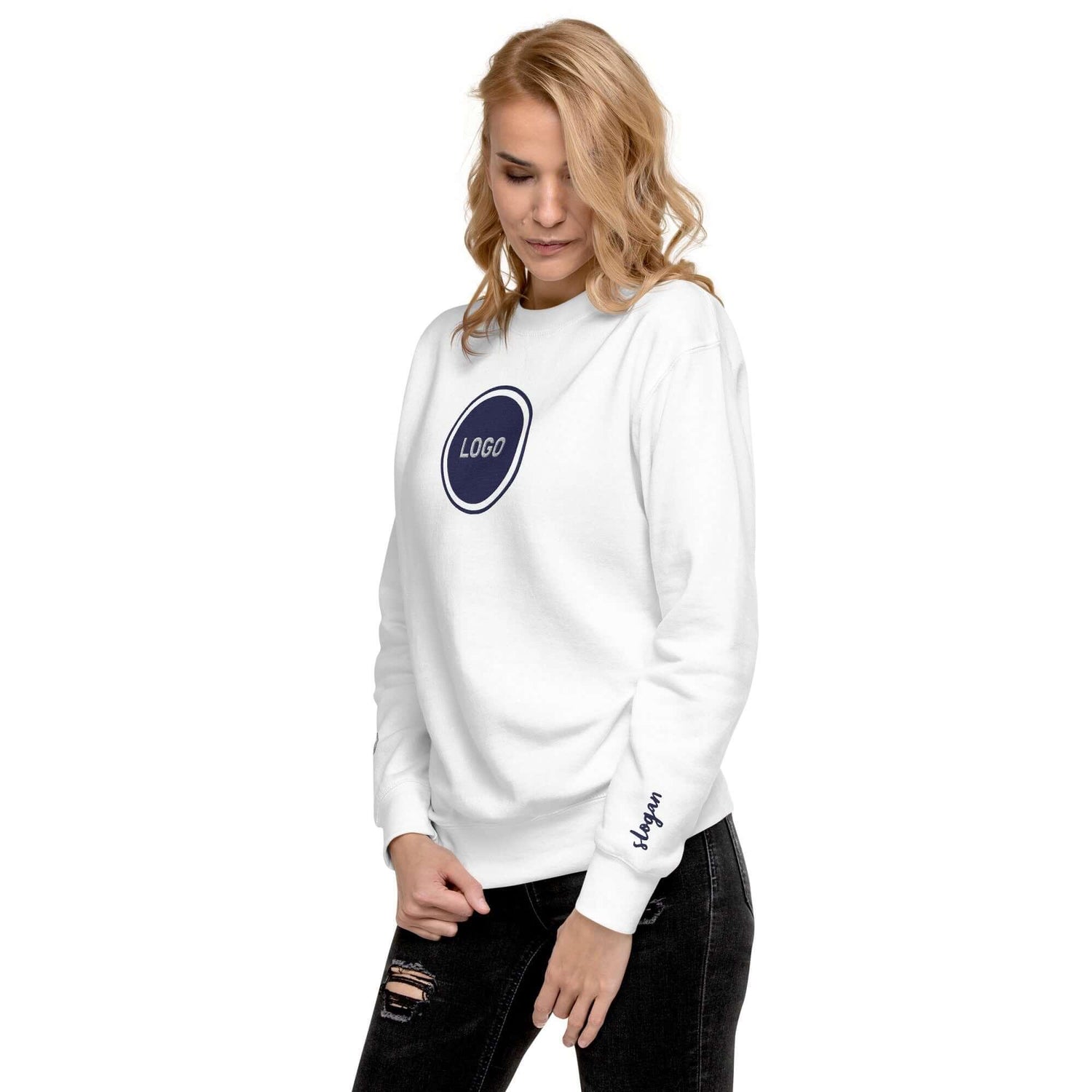Frau trägt weißen Sweatshirt mit blauem Logo und Slogan, modisches Streetwear-Outfit