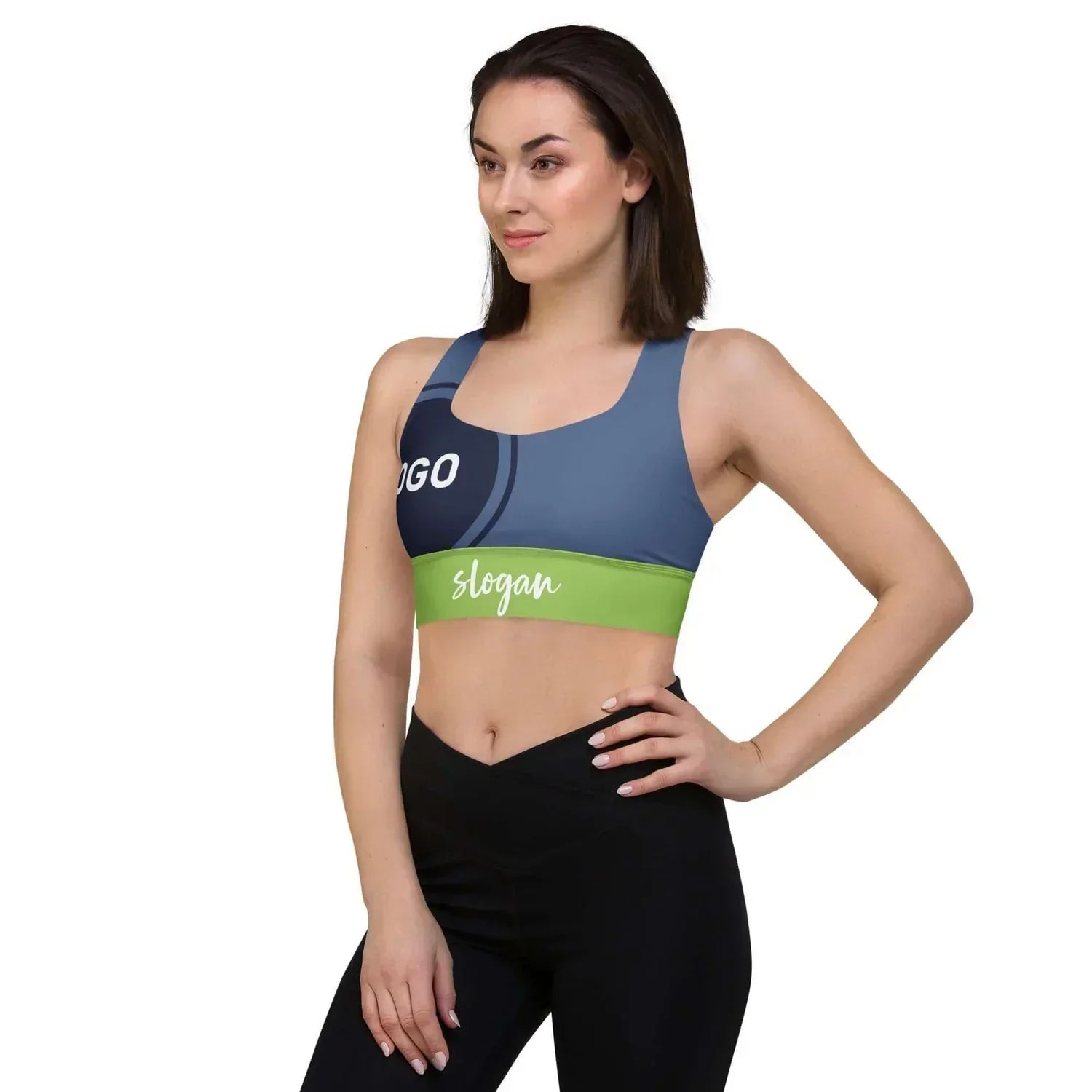 Frau mit blau-grünem Sport-BH und Leggings vor weißem Hintergrund, Teamwear Design