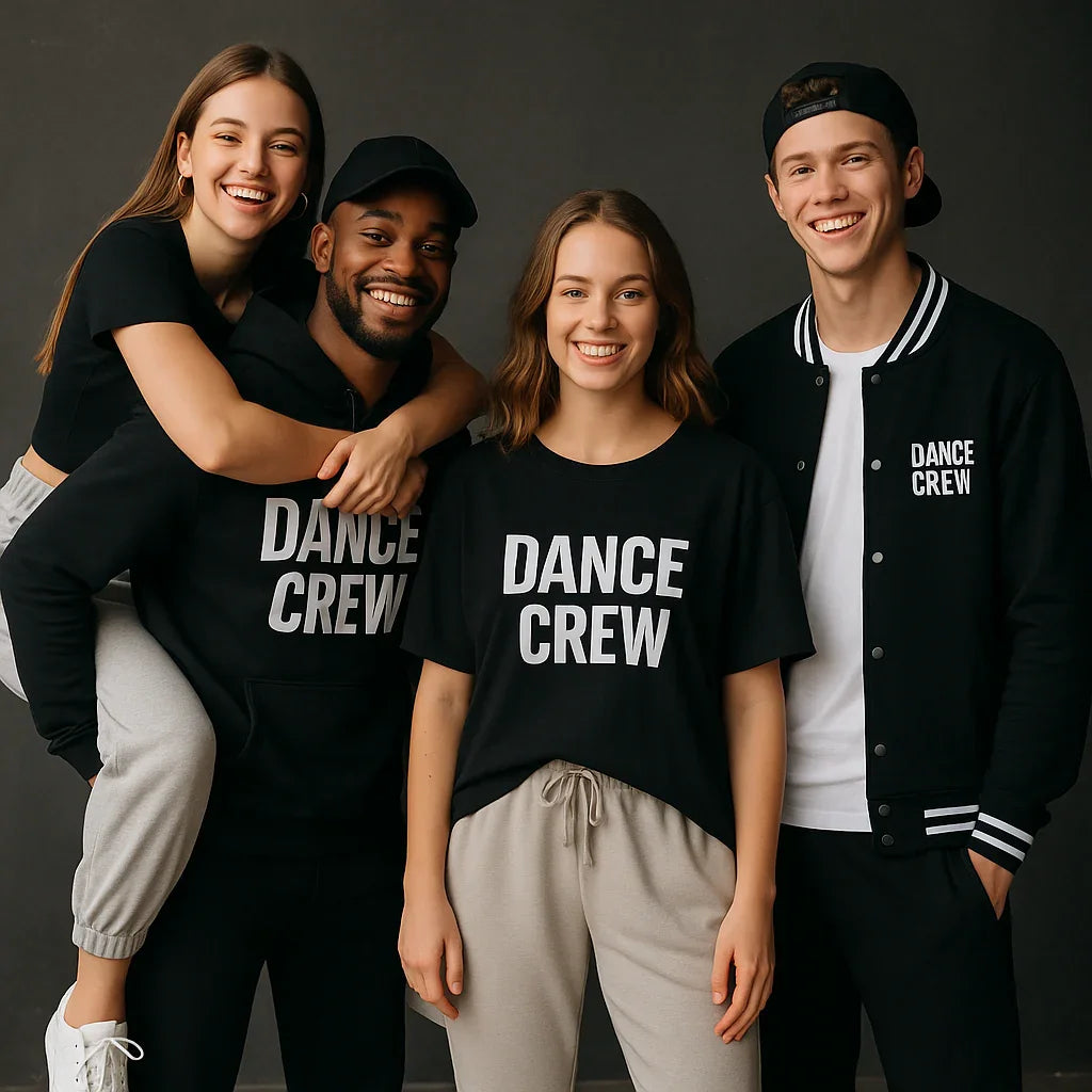 Tanzgruppe in schwarzer Teamwear mit DANCE CREW Aufdruck vor dunklem Hintergrund