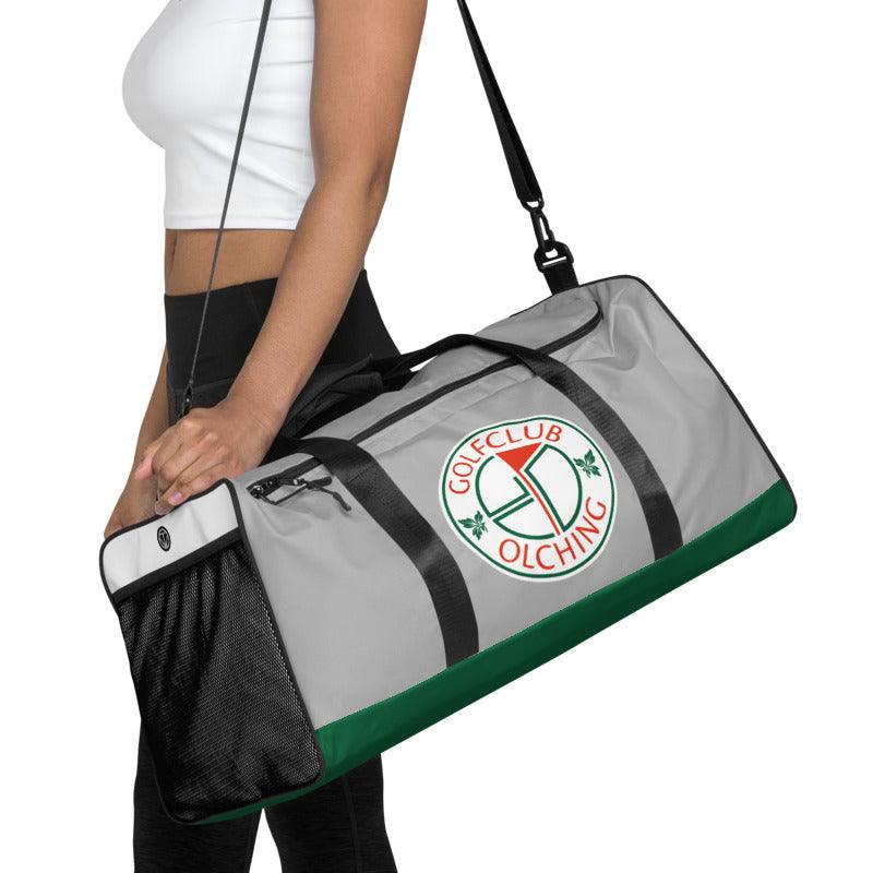 Frau trägt graue Golfclub Olching Sporttasche mit Schulterriemen, Fitness Outfit