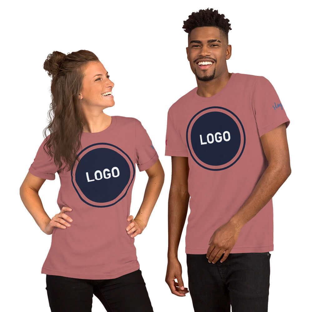 Zwei Personen tragen mauve Unisex-T-Shirts mit großem Logo-Aufdruck, Studiohintergrund