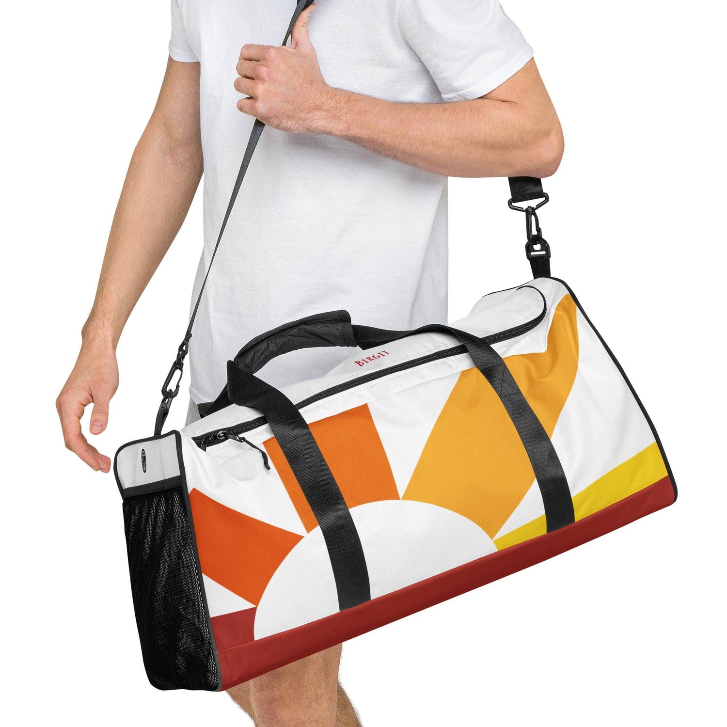 Weiße Sporttasche mit buntem Sonnen-Design, schwarzem Gurt, getragen von Mann in weißem Shirt