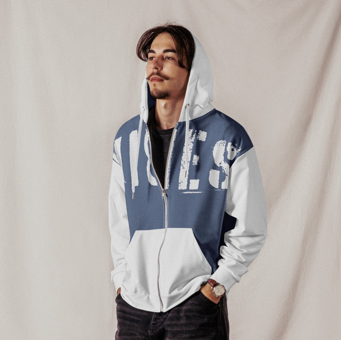 Mann trägt weiße Zip-Hoodie mit blauem Print und Kapuze vor neutralem Hintergrund