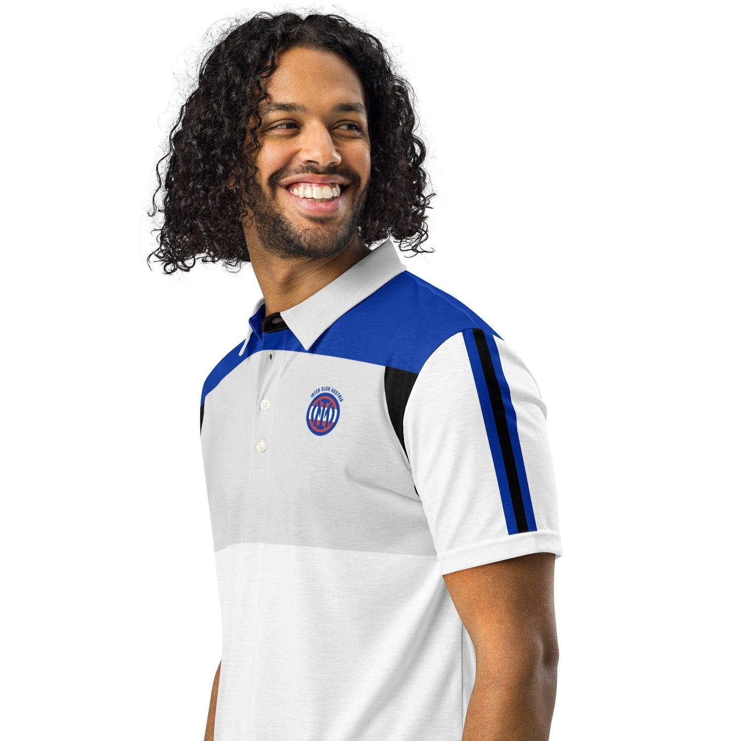 Mann mit weiß-blauem Slim Fit Polohemd und Logo, lächelnd zur Seite blickend