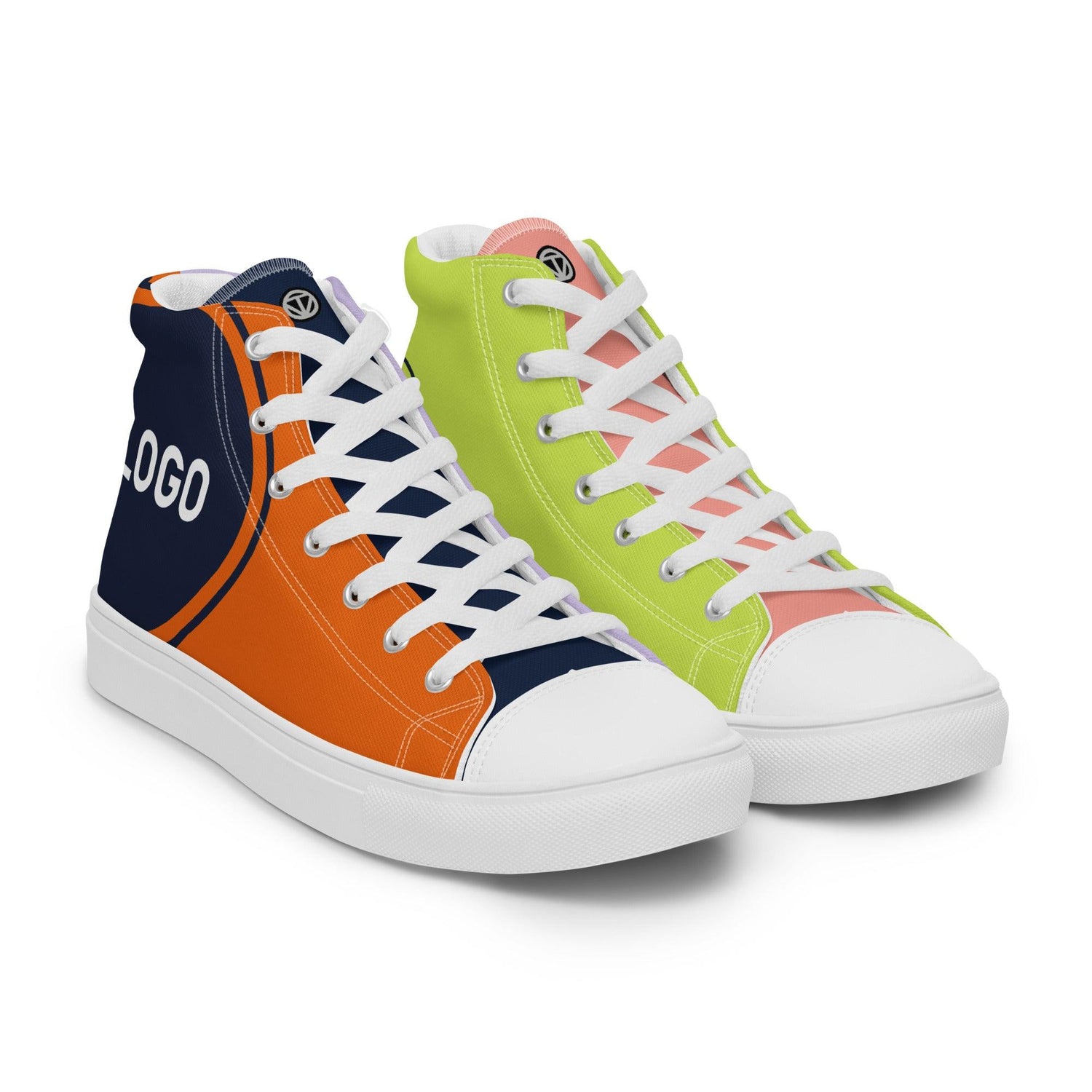 Bunte Herren High-Top Canvas Sneaker mit weißer Sohle und Logo, Schuhe auf weißem Hintergrund