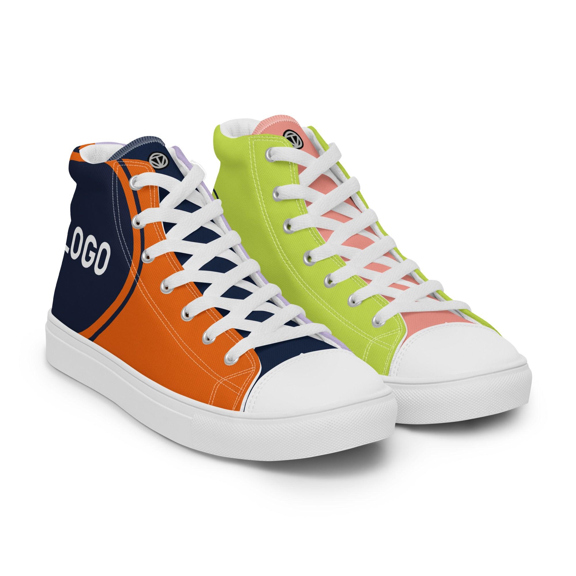 Bunte Herren High-Top Canvas Sneaker mit weißer Sohle und Logo, Schuhe auf weißem Hintergrund
