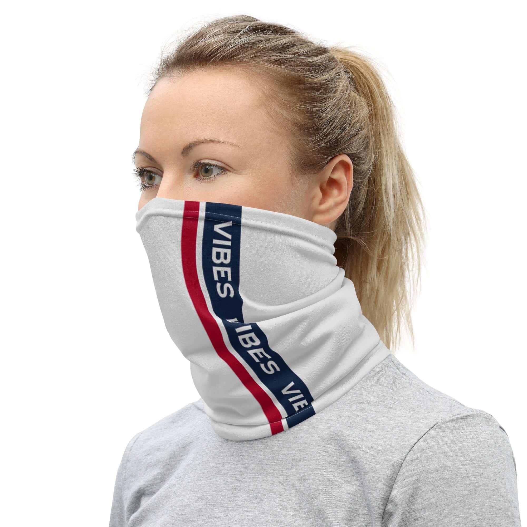Frau mit weißem All-Over Print Neck Gaiter mit blau-rotem Vibes-Schriftzug, seitlich