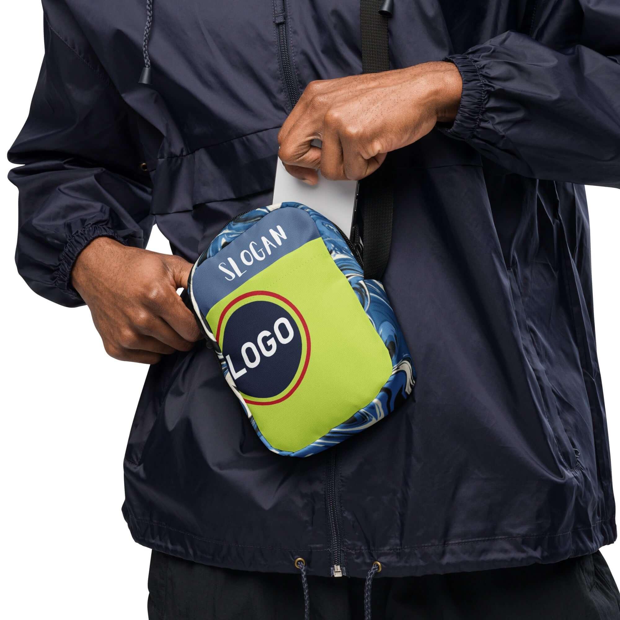 TOV Umhängetasche Bodybag - Komplett bedrucken und individualisieren - Model Close-up - Time Of Vibes