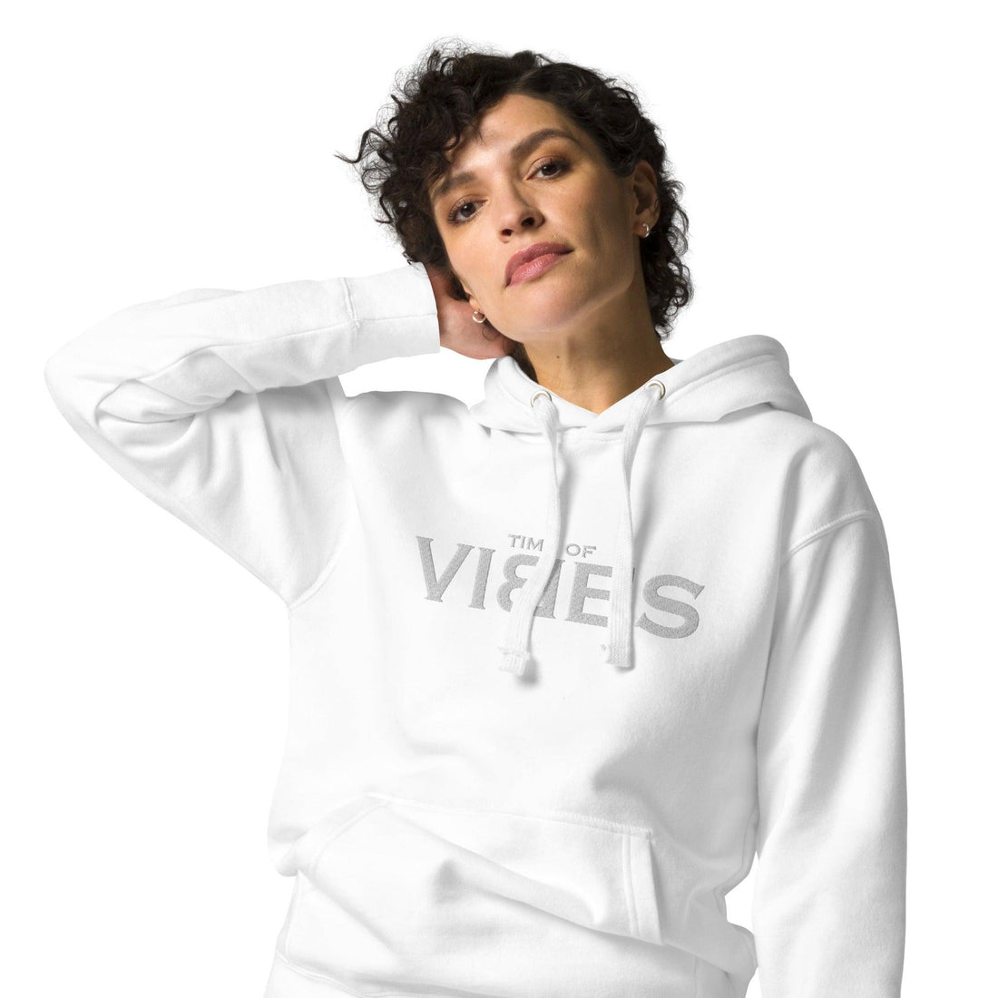 Frau trägt weißen VIBES Hoodie mit Kapuze, moderne Streetwear auf weißem Hintergrund.