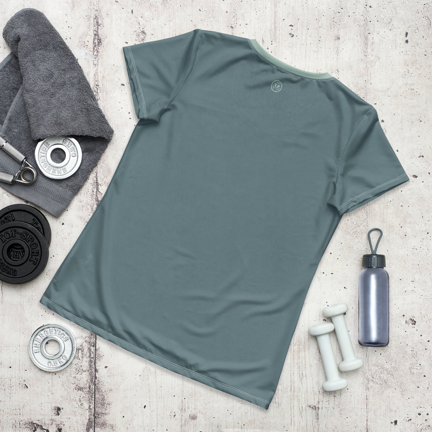 Rückansicht Damen Sportshirt in Weiß auf Holz mit Hanteln, Wasserflasche und Handtuch