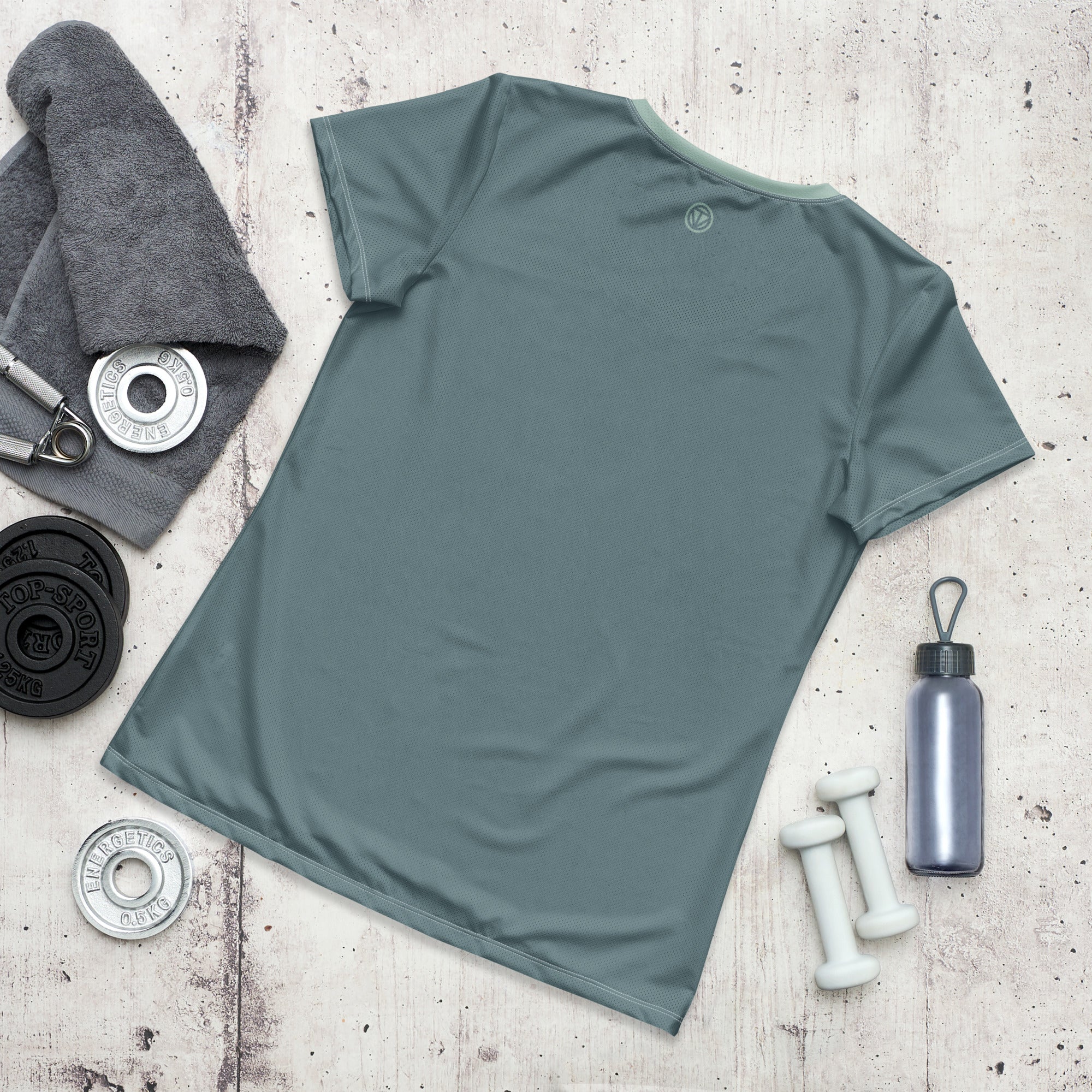 Rückansicht Damen Sportshirt in Weiß auf Holz mit Hanteln, Wasserflasche und Handtuch