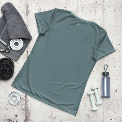 Rückansicht Damen Sportshirt in Weiß auf Holz mit Hanteln, Wasserflasche und Handtuch