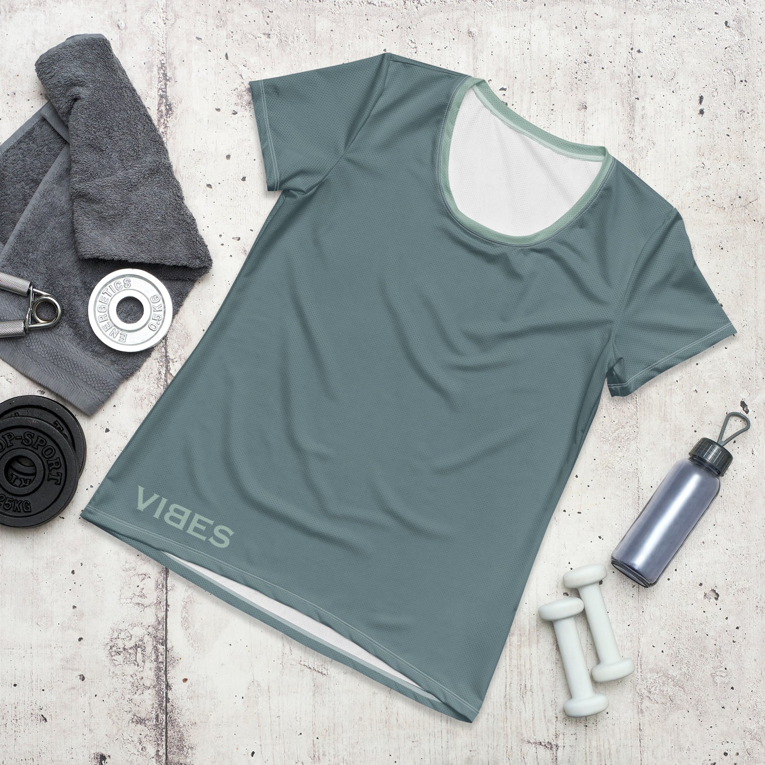Graues Damen Sport T-Shirt mit VIBES Aufdruck auf Holzhintergrund, Fitness-Accessoires daneben