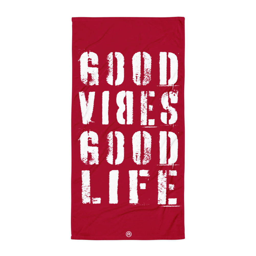 Rotes Strandhandtuch mit weißem, abgenutztem Schriftzug Good Vibes Good Life, minimalistische Gestaltung