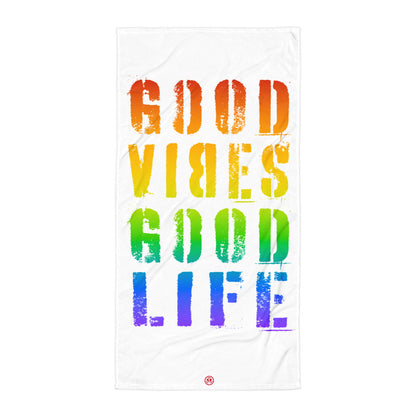 Weiße Strandtuch mit buntem Schriftzug Good Vibes Good Life in Regenbogenfarben