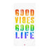 Weiße Strandtuch mit buntem Schriftzug Good Vibes Good Life in Regenbogenfarben