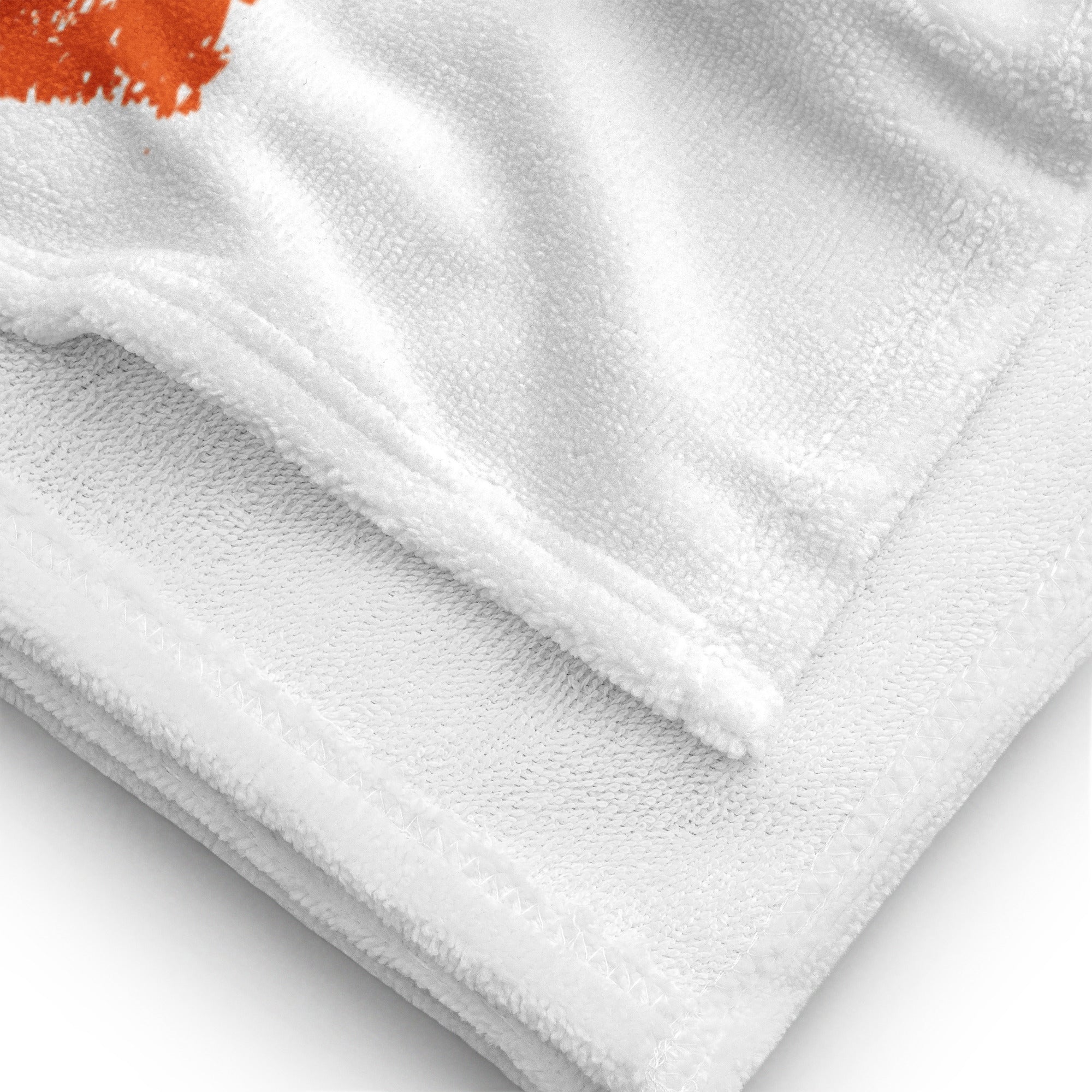 Weißes, flauschiges Strandtuch aus weichem Material mit orangefarbenem Musterstrandlaken vom Label Time Of Vibes