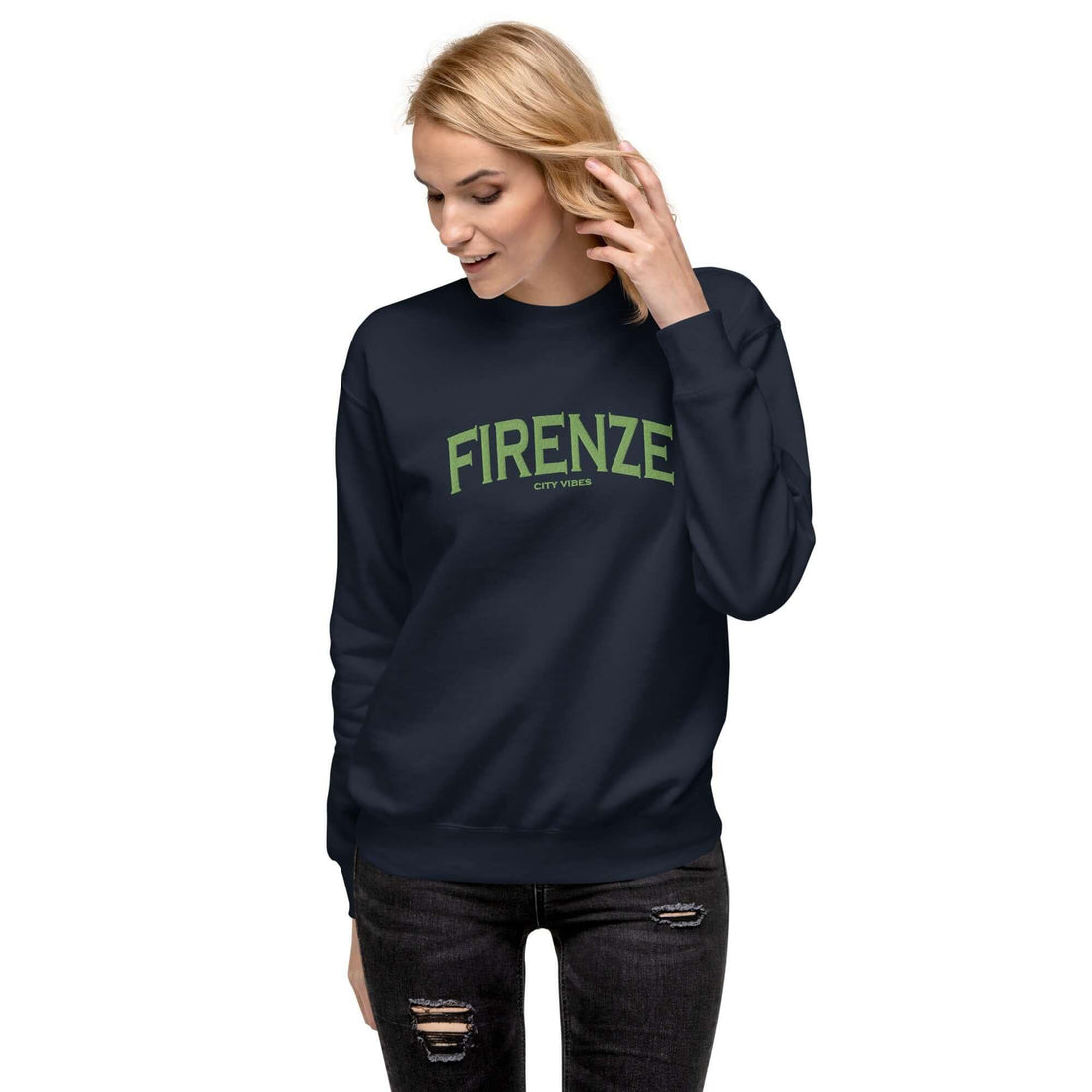 Frau trägt dunkelblauen Firenze Unisex Premium Sweatshirt mit grüner Aufschrift, modisch, modern