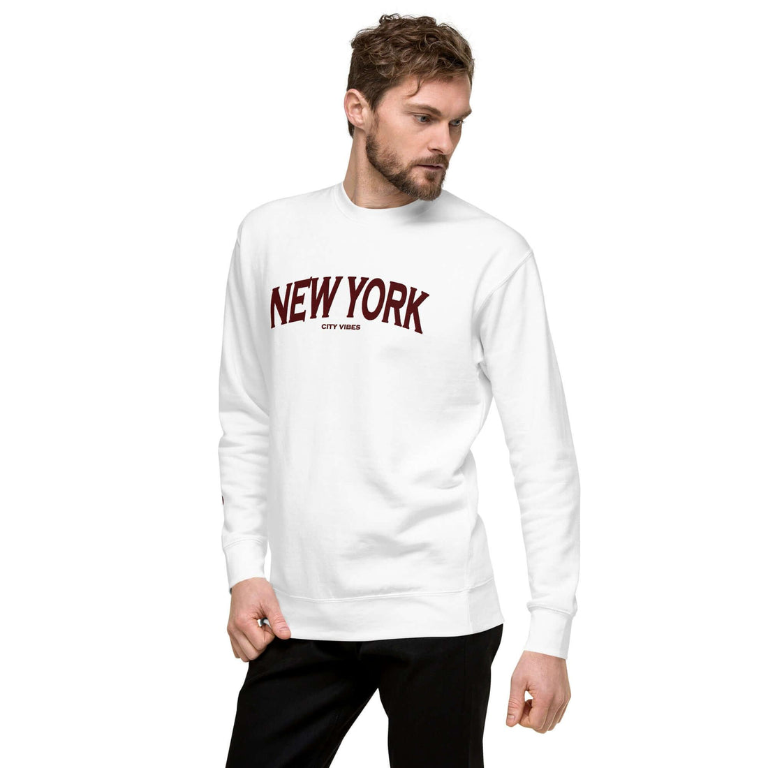 Unisex weißes Sweatshirt mit &quot;New York City Vibes&quot; Print, Modell trägt urbanen Look