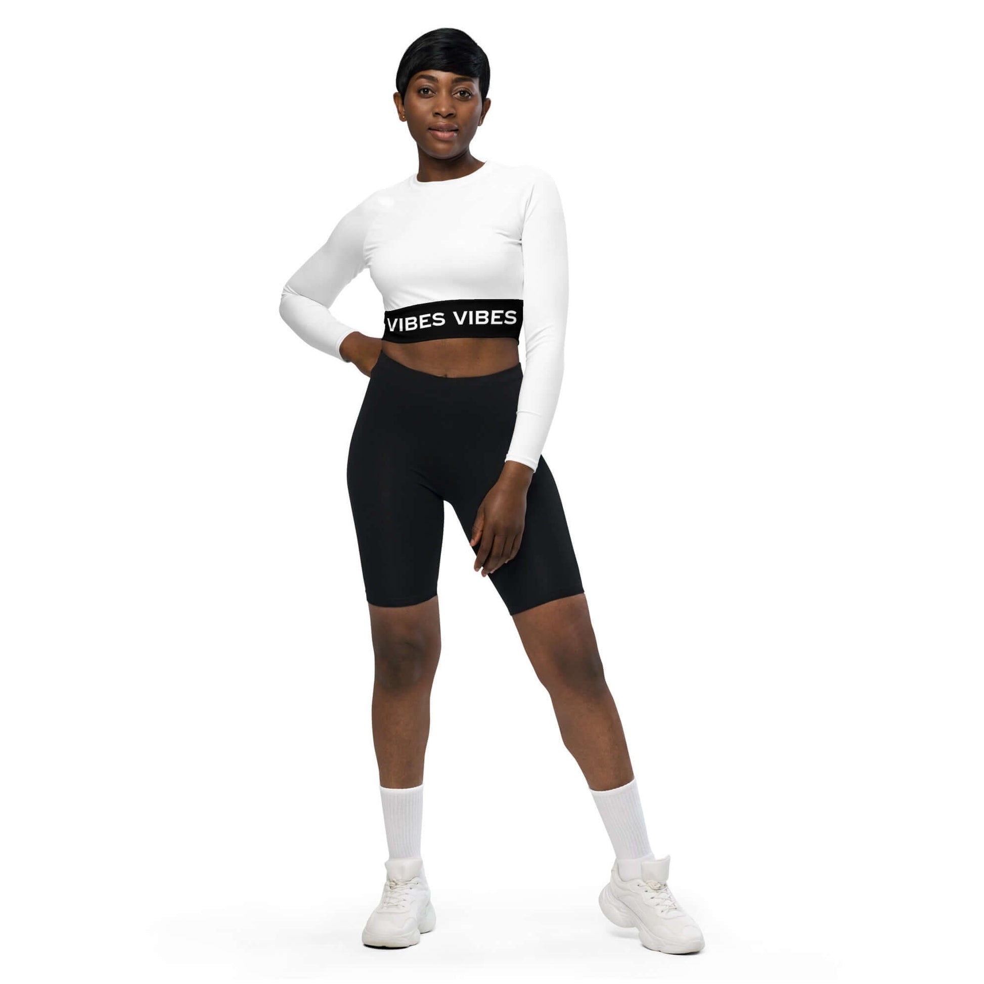 TIME OF VIBES - Recycled long-sleeve crop top VIBES (White/Black) - €54.00